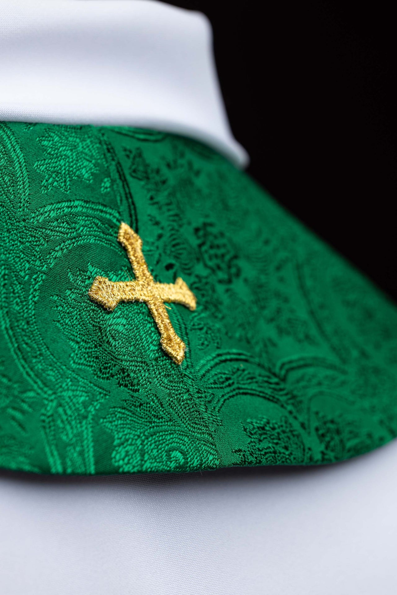 Stuła haftowana z motywem Krzyża zielona tkanina żakardowa - ORNATY.PL