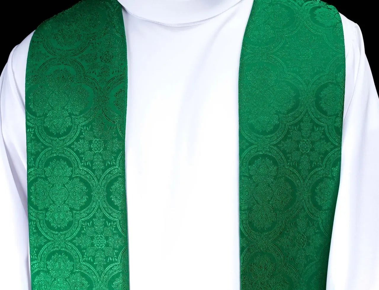 Étole jacquard verte avec broderie de croix dorée