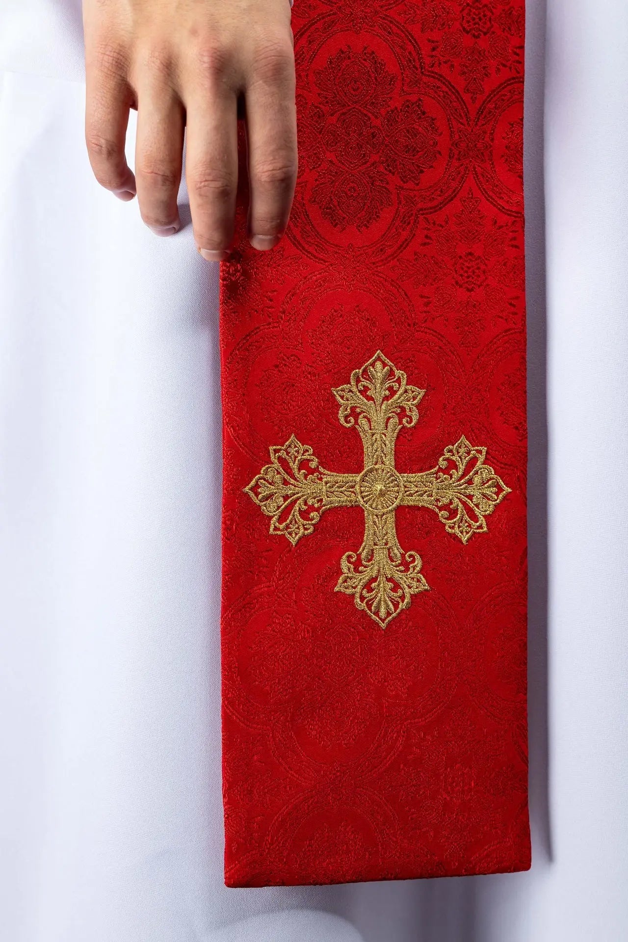 Étole rouge en jacquard avec broderie de croix dorée