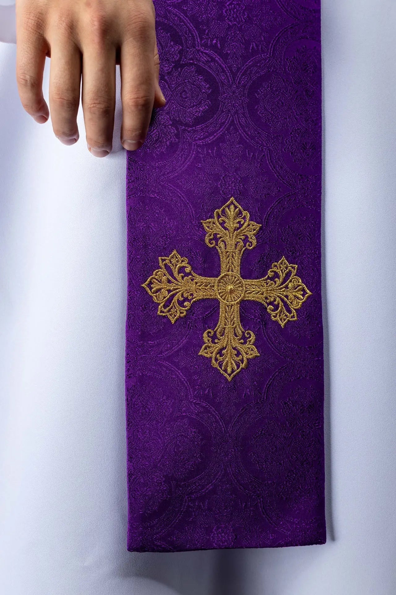 Étole jacquard violette avec broderie de croix dorée