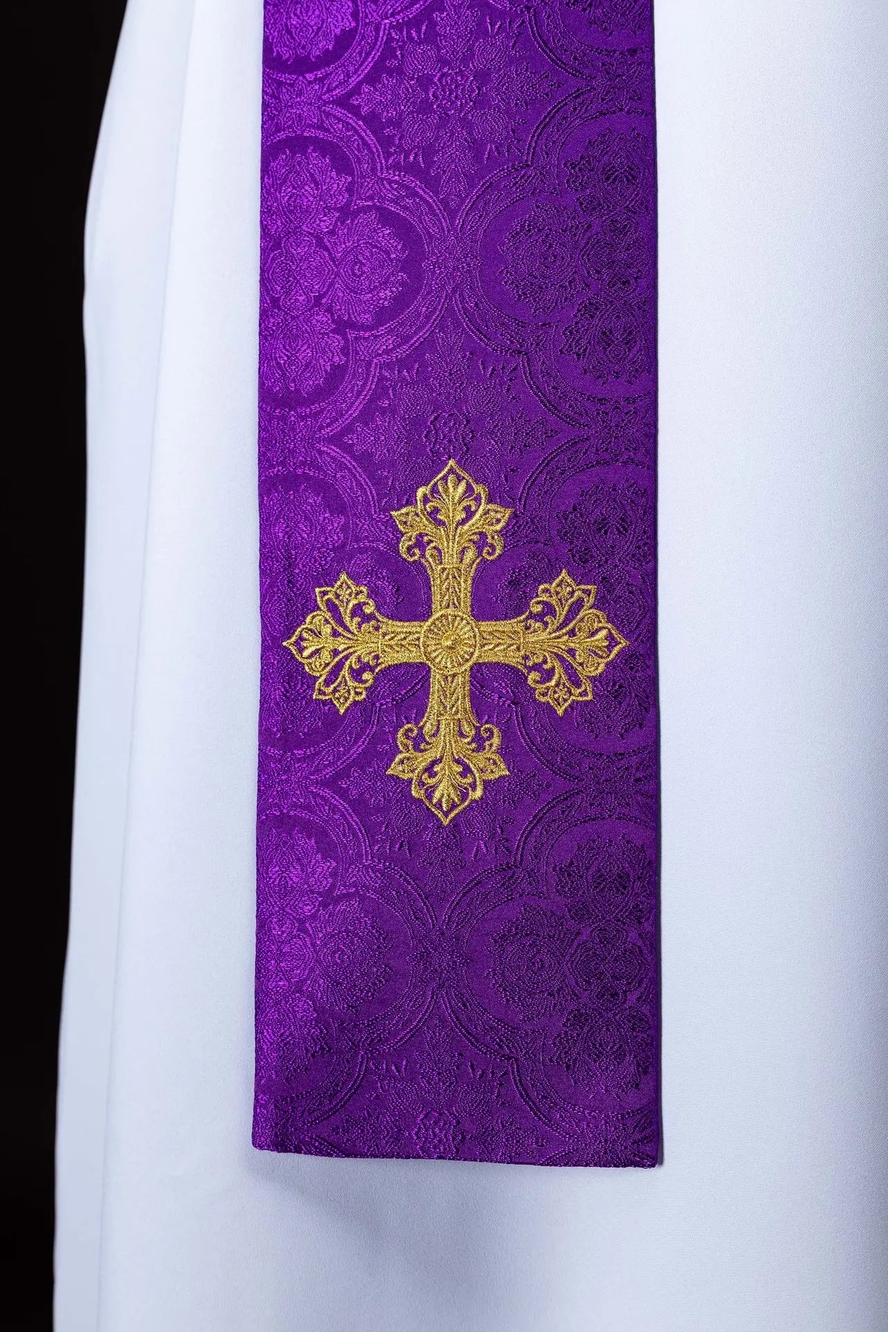 Étole jacquard violette avec broderie de croix dorée