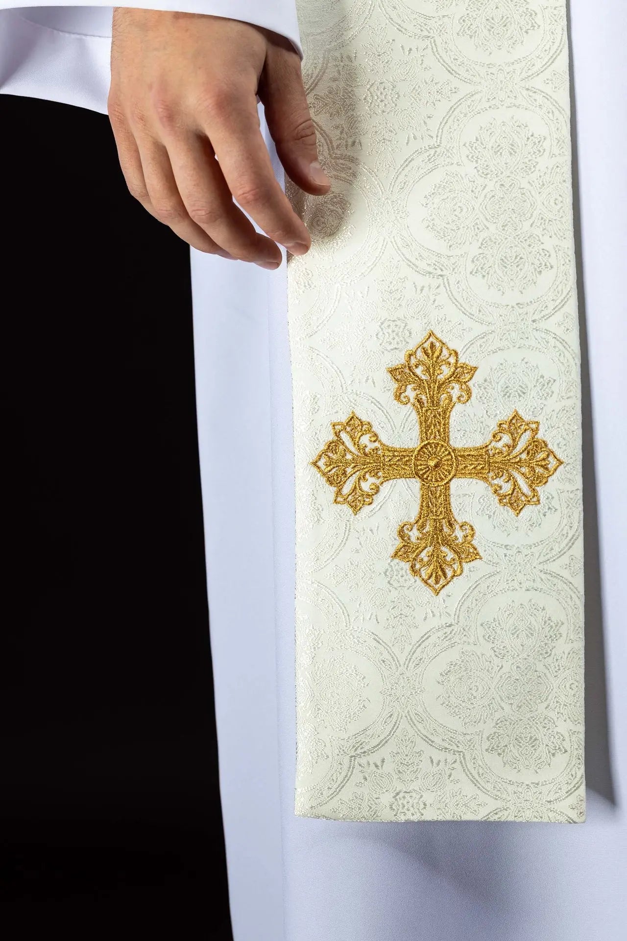 Étole en jacquard écru avec broderie de croix dorée