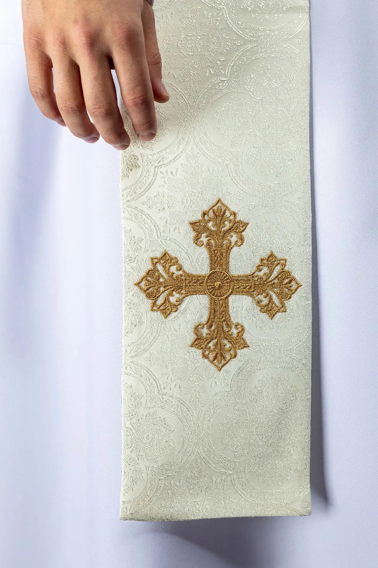 Étole en jacquard écru avec broderie de croix dorée