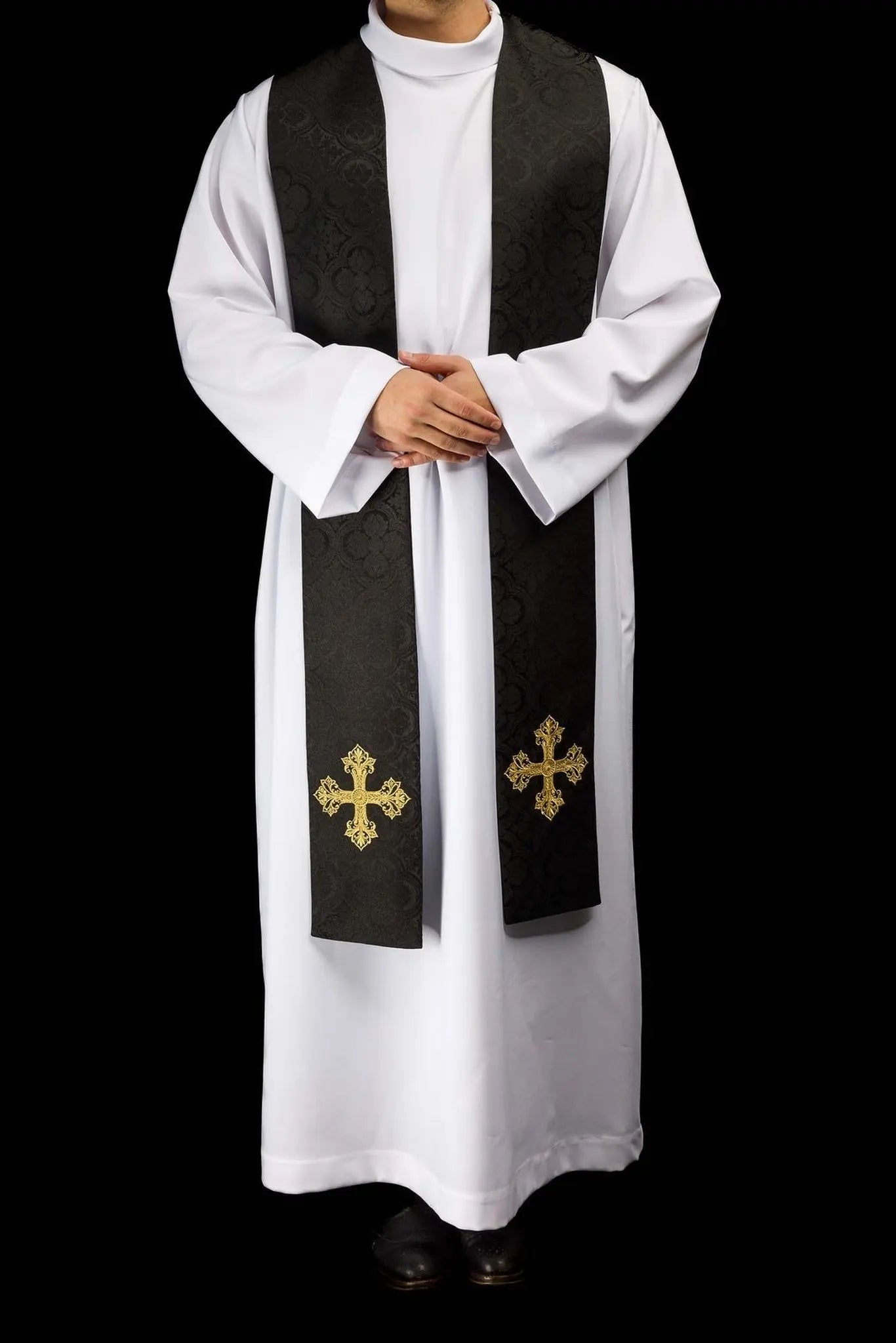 Étole jacquard noire avec broderie de croix dorée