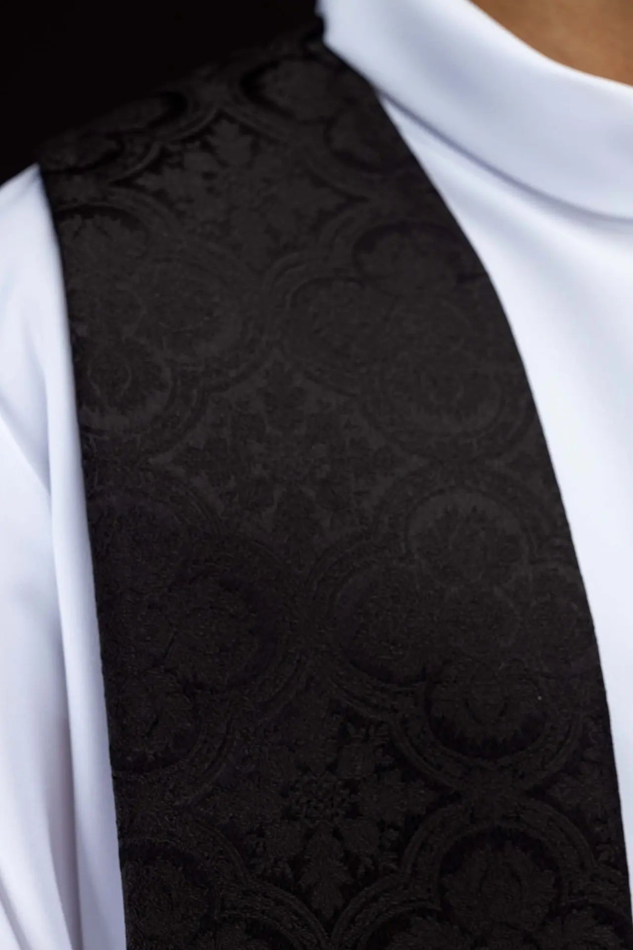 Étole jacquard noire avec broderie de croix dorée