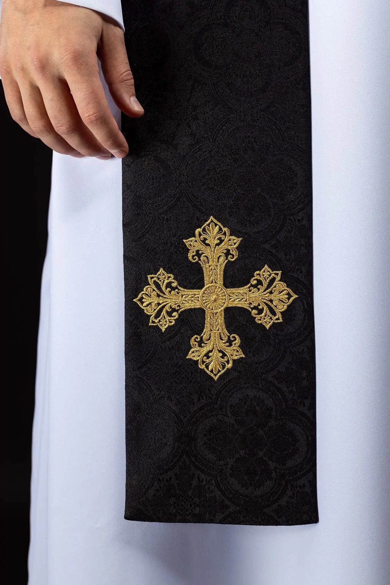 Étole jacquard noire avec broderie de croix dorée