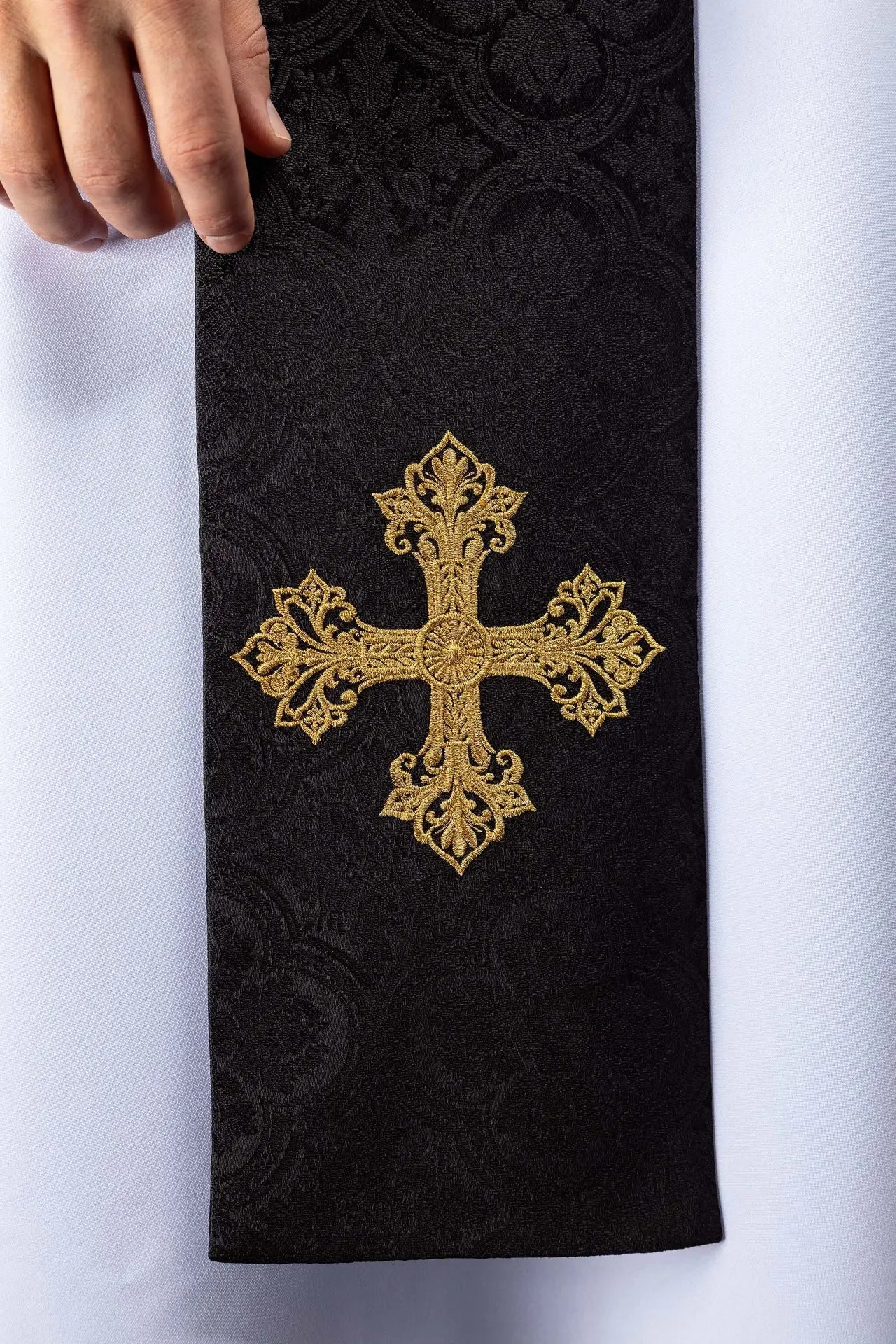 Étole jacquard noire avec broderie de croix dorée