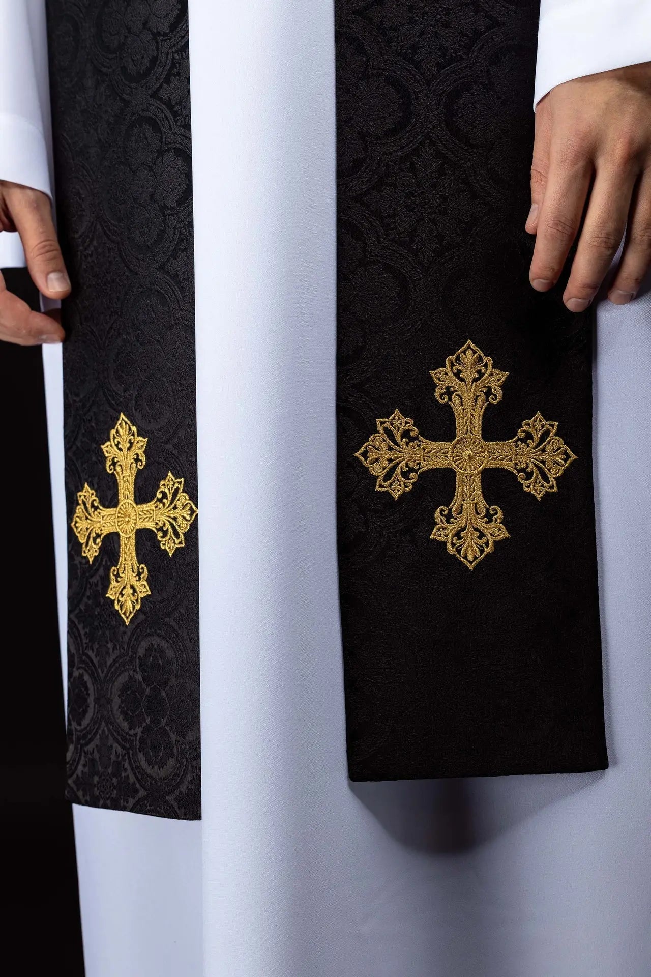 Étole jacquard noire avec broderie de croix dorée