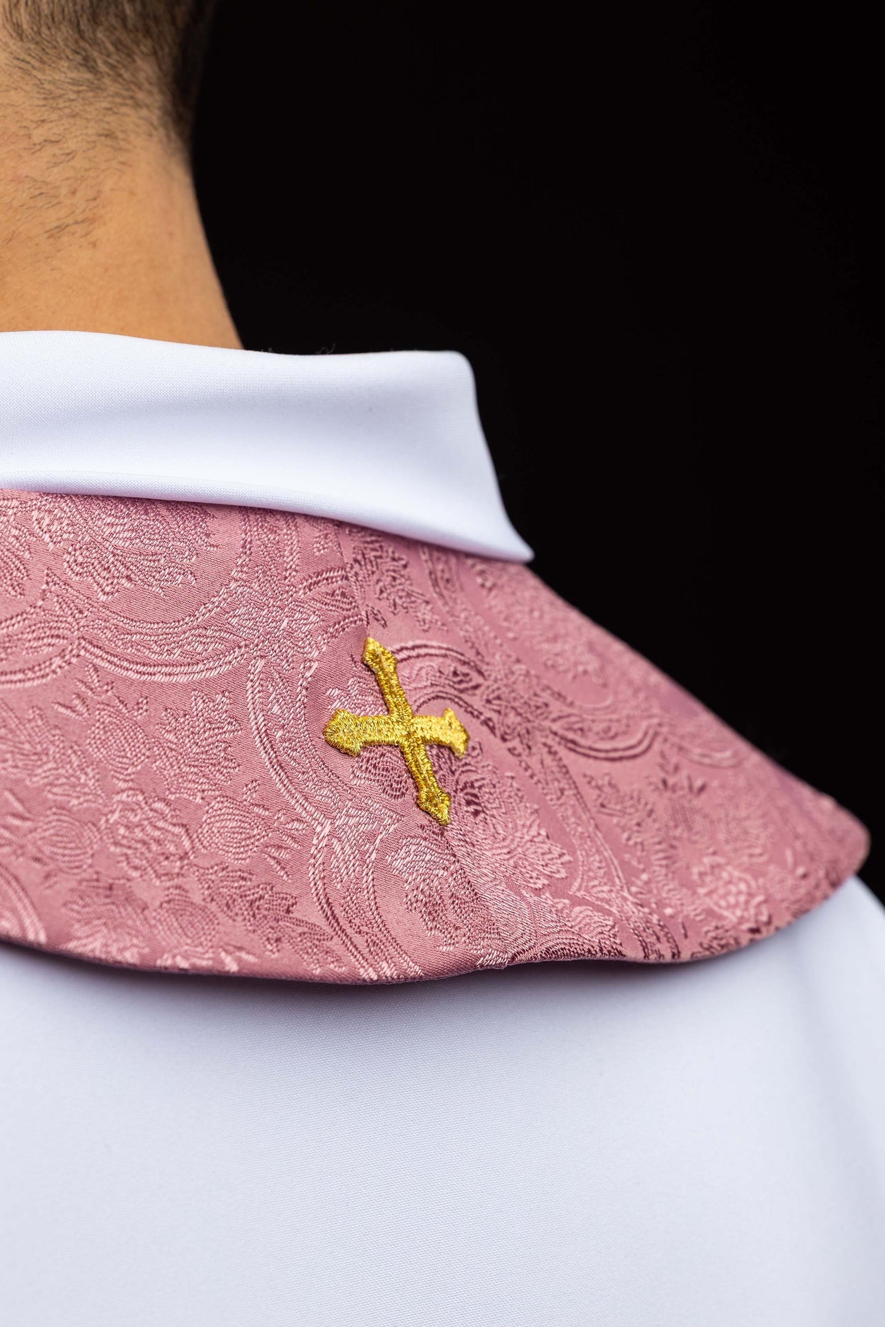 Stuła haftowana z motywem Krzyża różowa tkanina żakardowa - ORNATY.PL