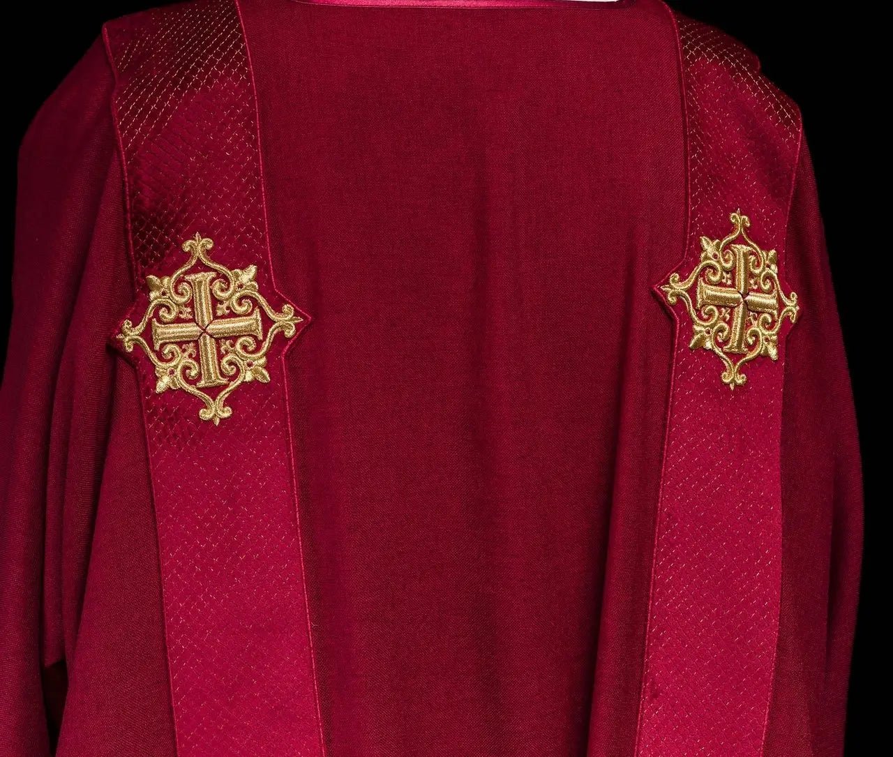 Dalmatique rouge avec bandes en velours et symboles de croix