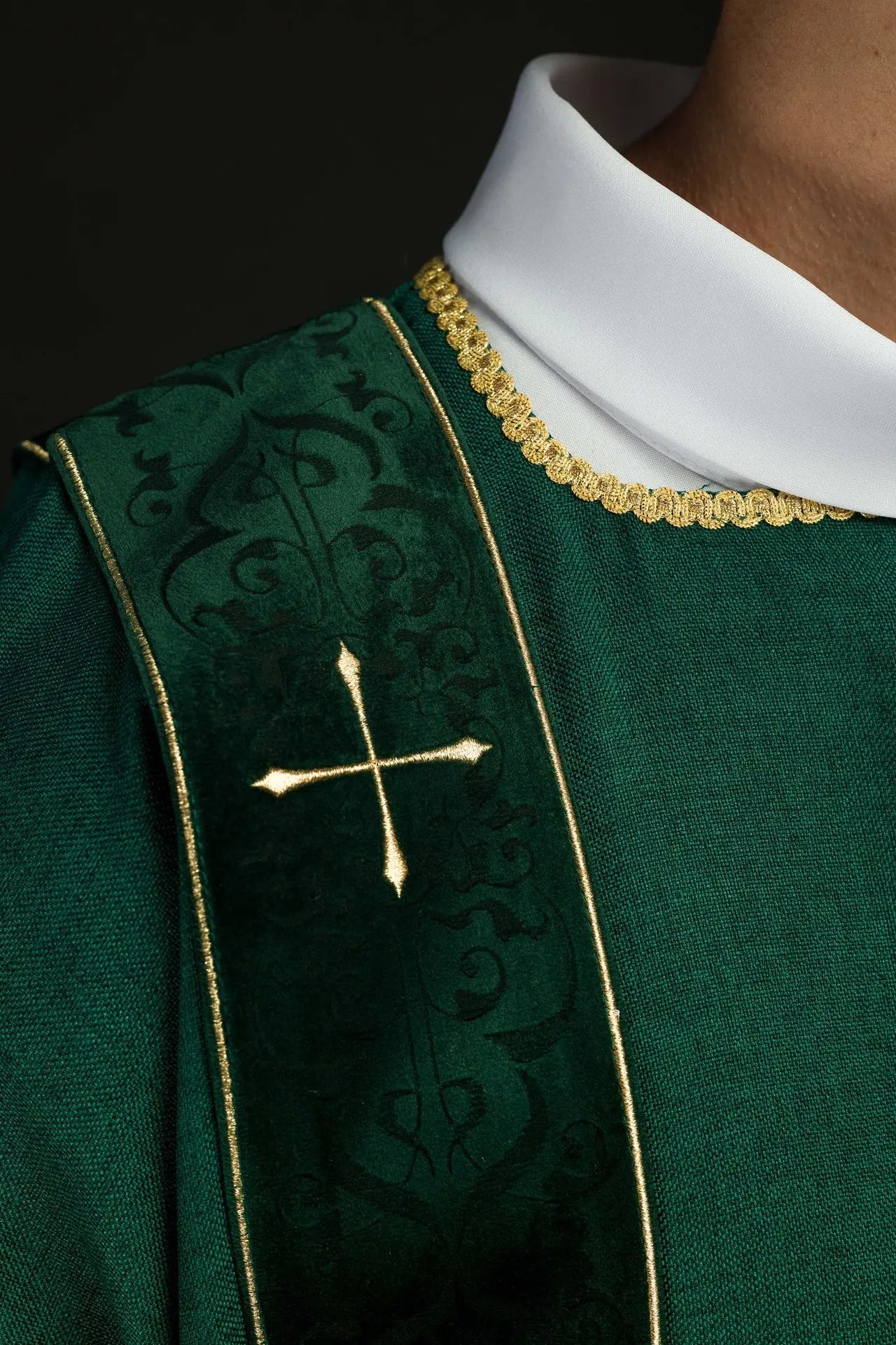 Dalmatic verte avec rayures en velours et croix dorées brodées