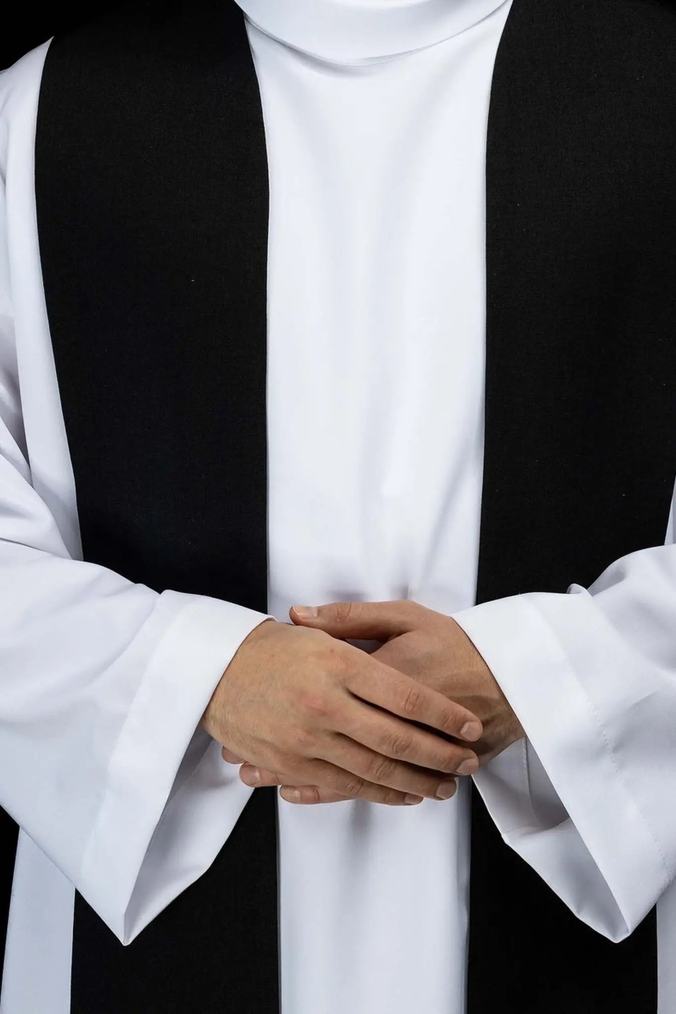 Étole en velours noir avec broderie de croix dorée