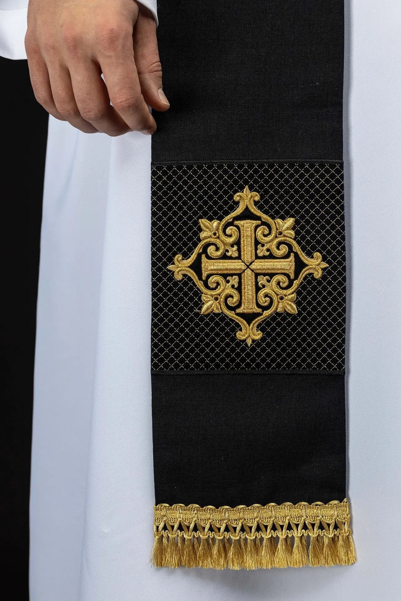 Étole en velours noir avec broderie de croix dorée