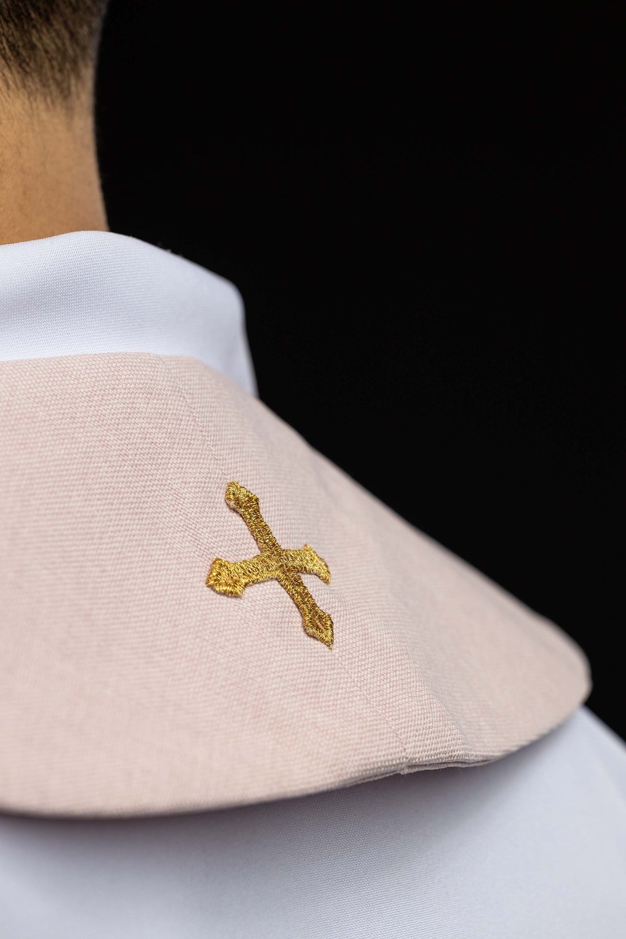 Stuła haftowana z symbolem krzyża aksamit różowa - ORNATY.PL