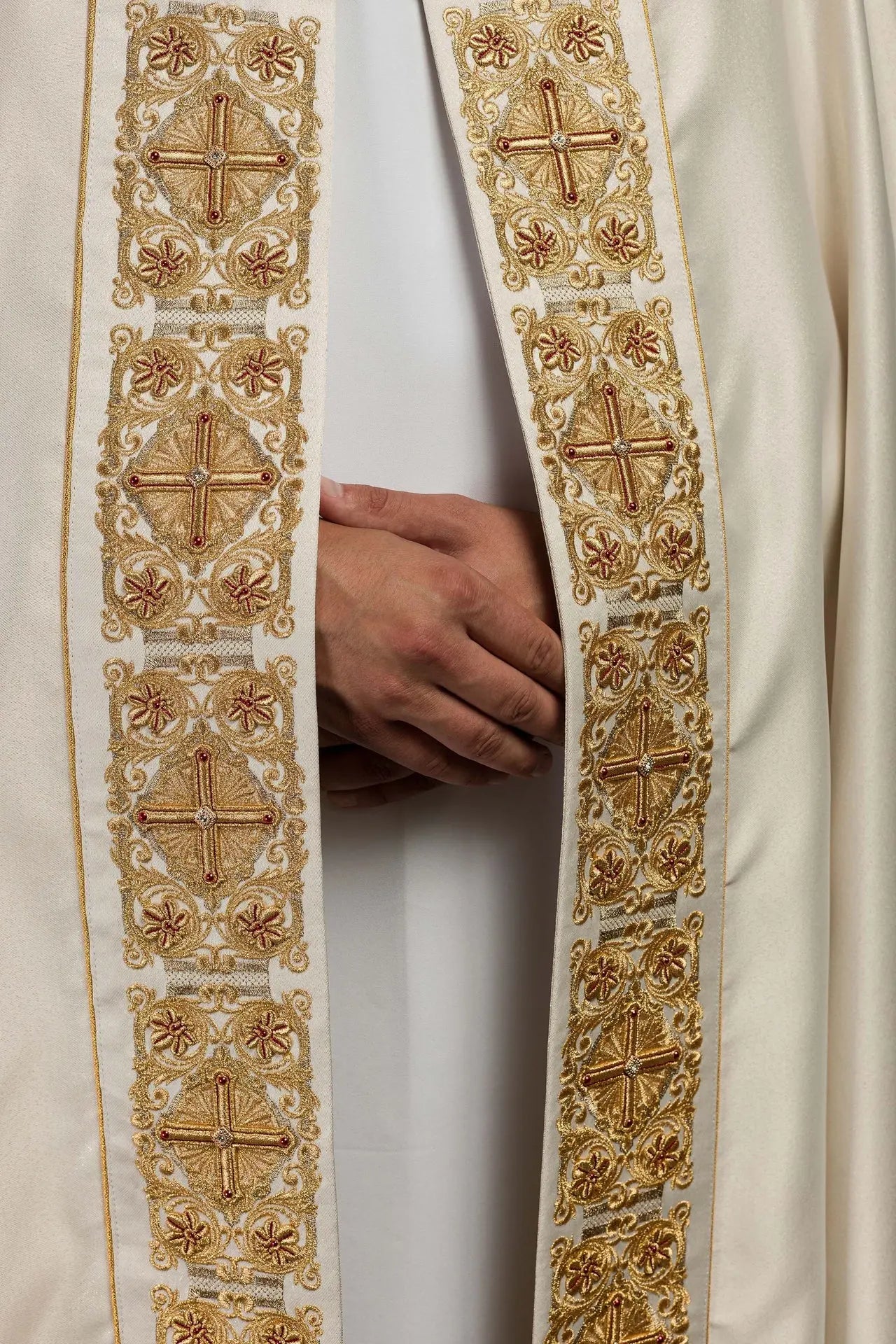 Liturgical cape with richly decorated belt 150 cm
