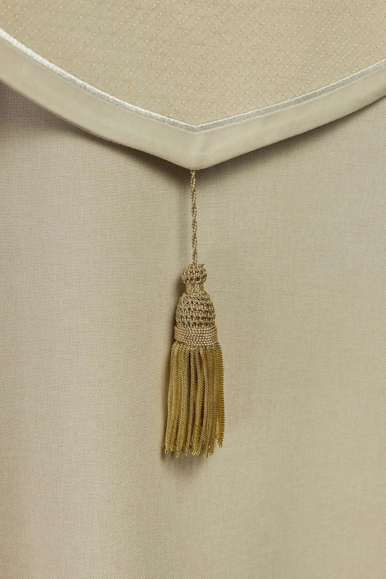 Chape liturgique avec bande en velours écru et broderie de croix