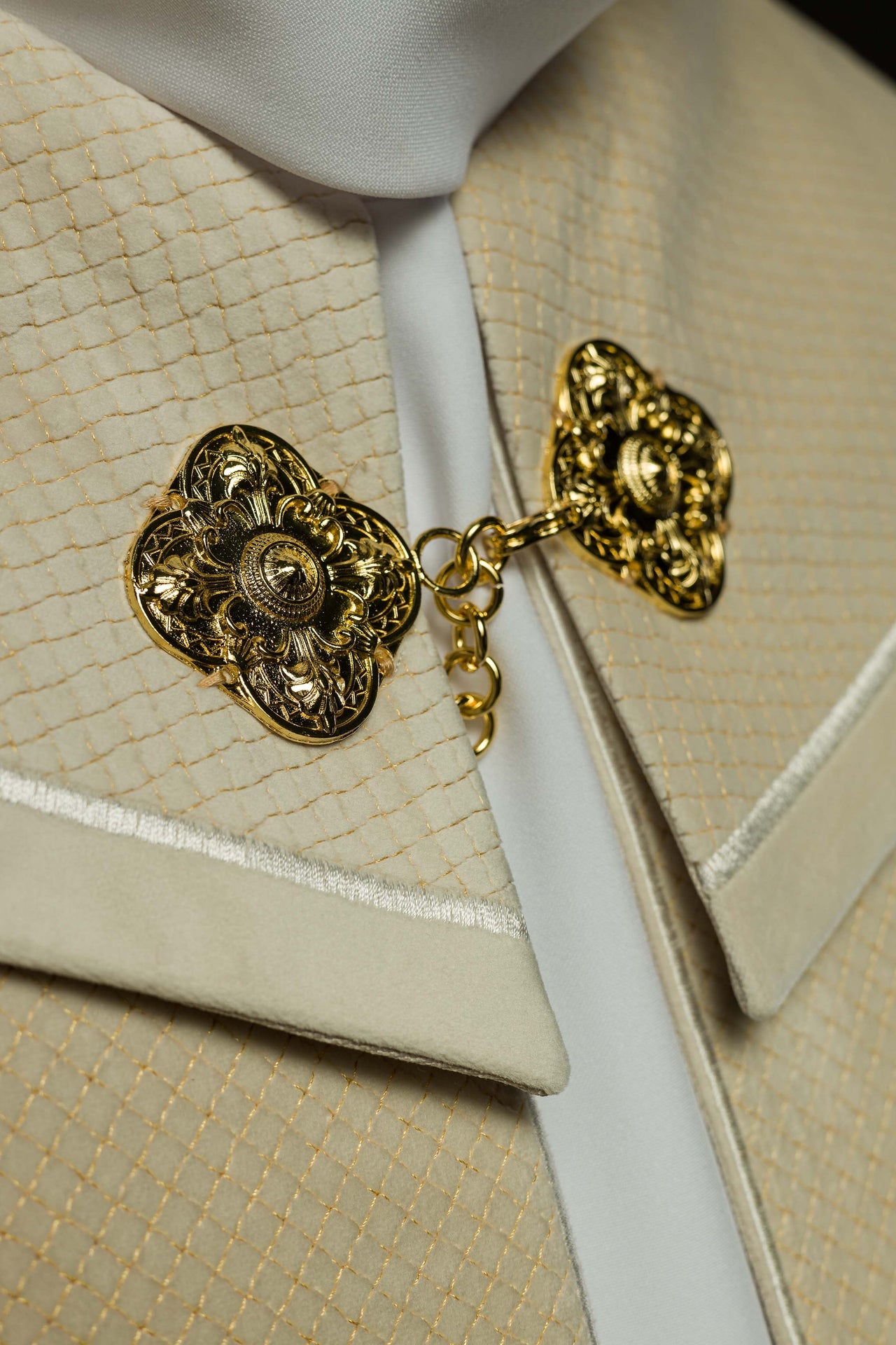 Kapa liturgiczna z aksamitnym ecru pasem i haftem krzyży - ORNATY.PL