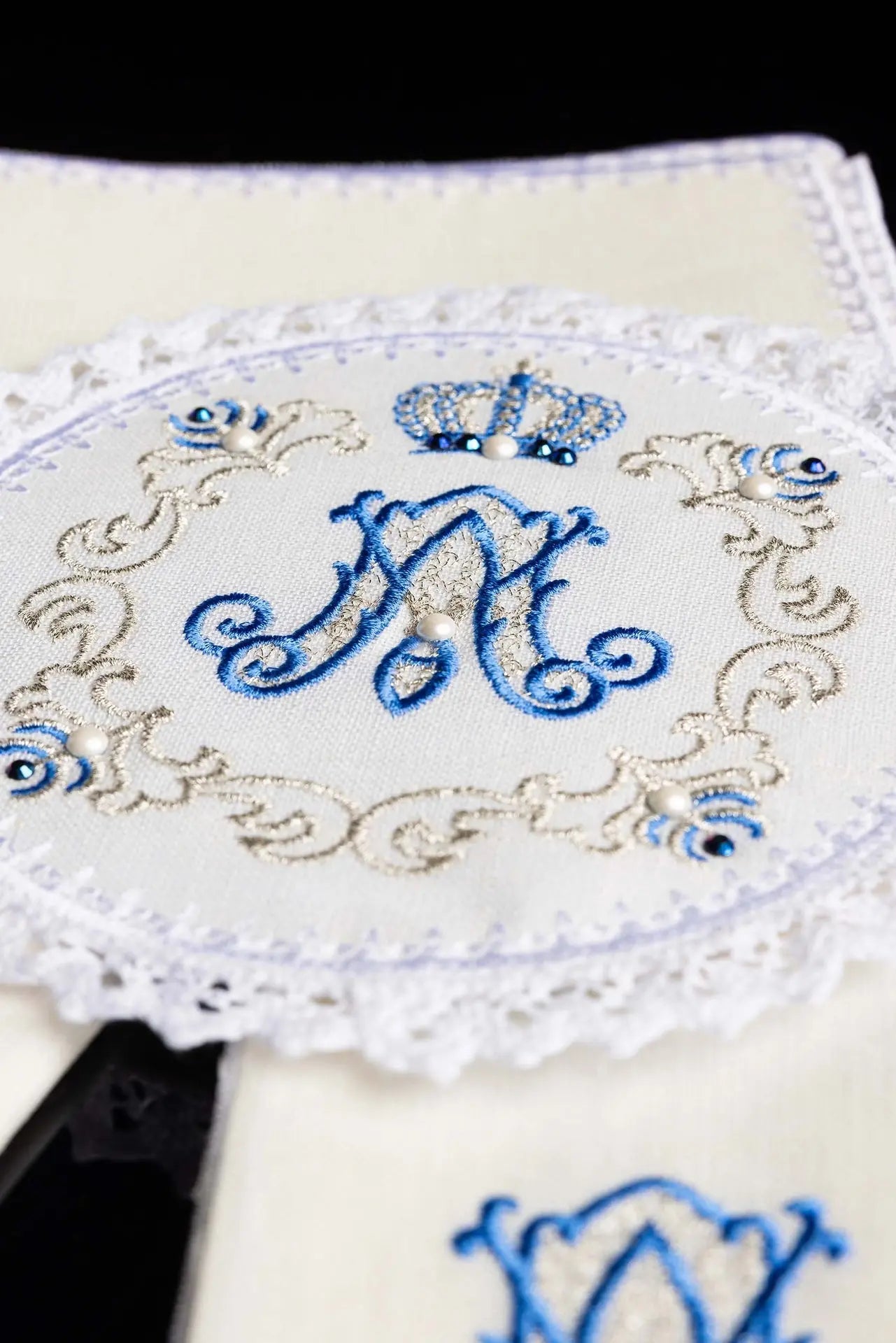 Chalice linen with Marian embroidery