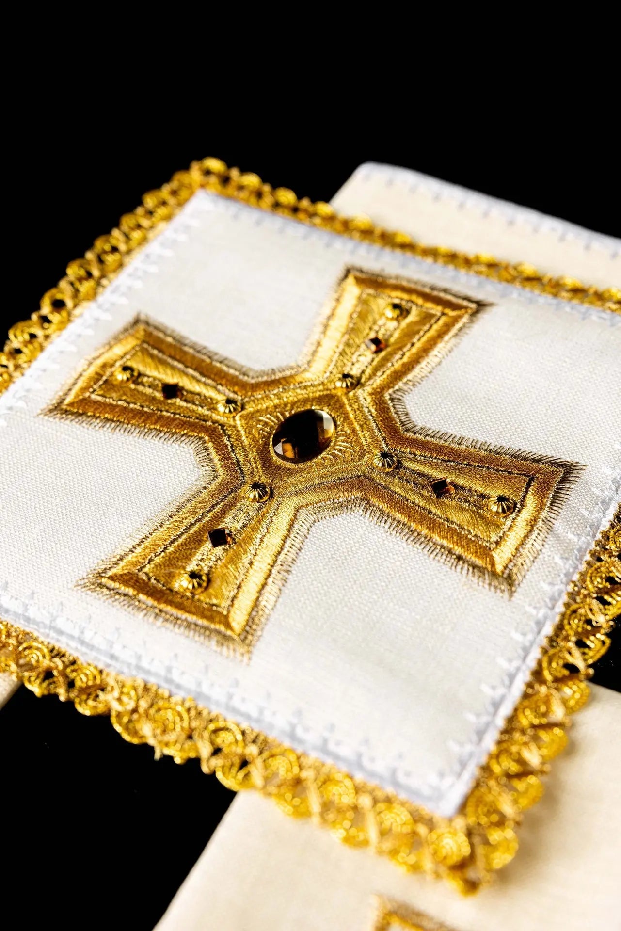 Linen chalice linen richly embroidered with stones