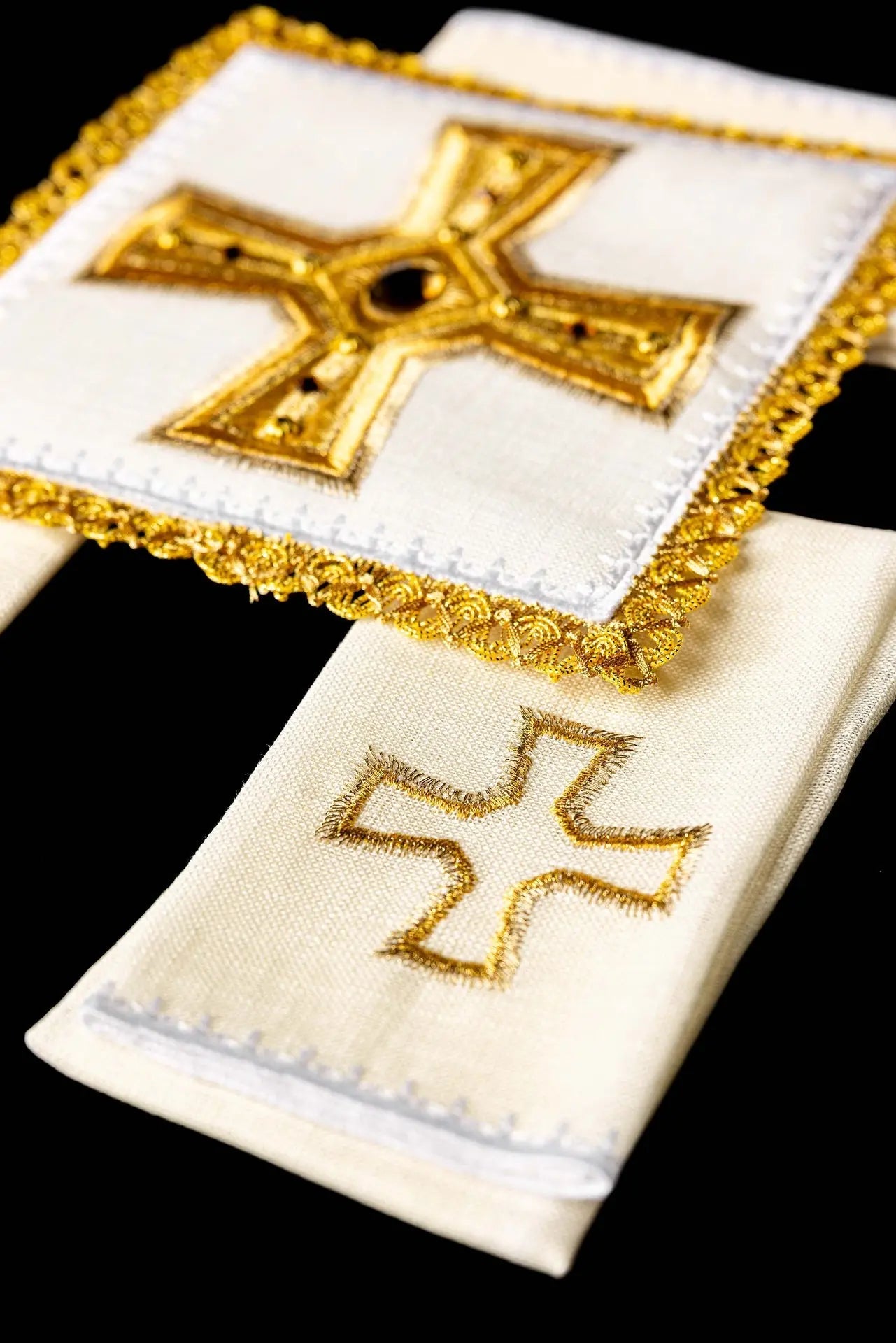 Linen chalice linen richly embroidered with stones