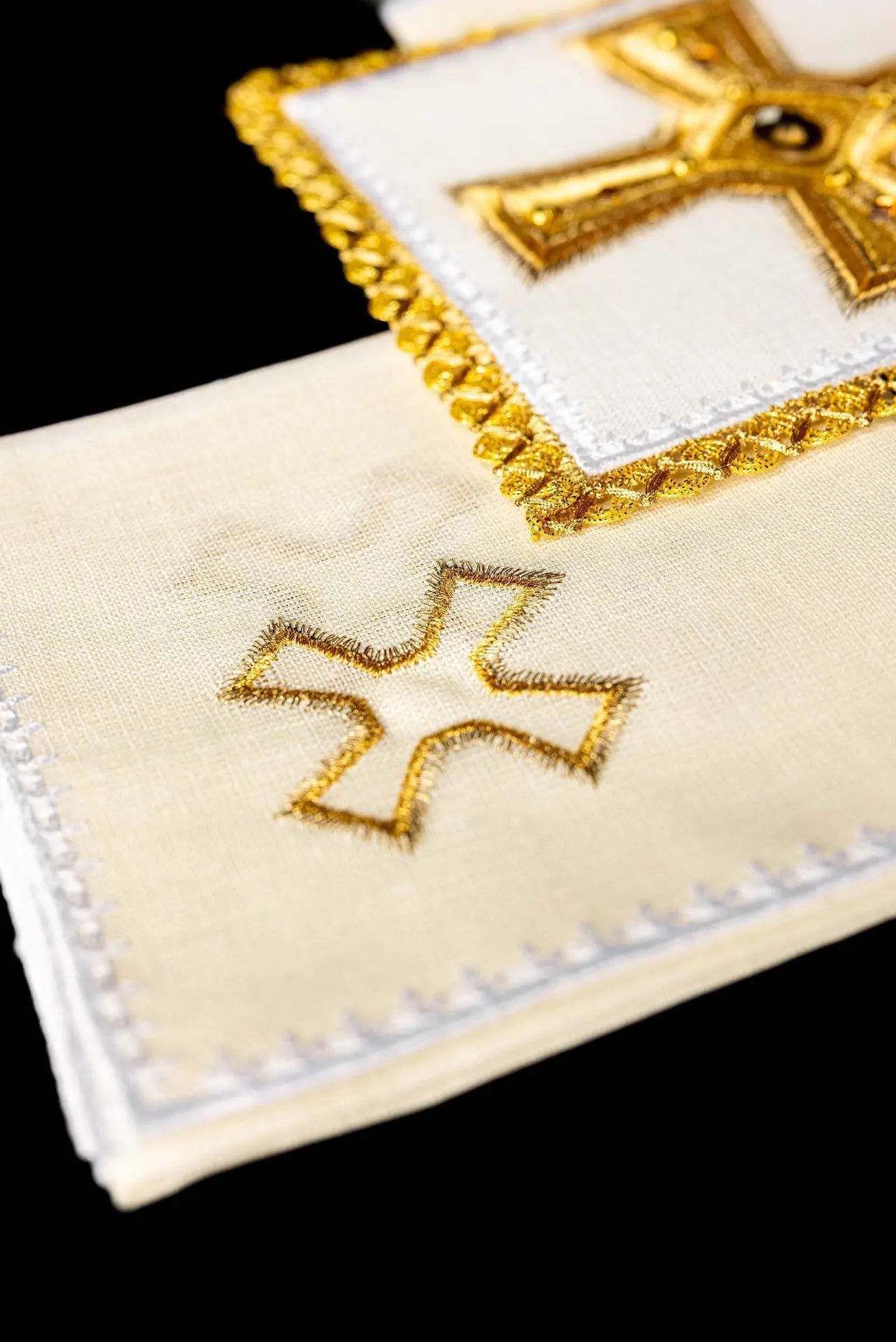 Linen chalice linen richly embroidered with stones