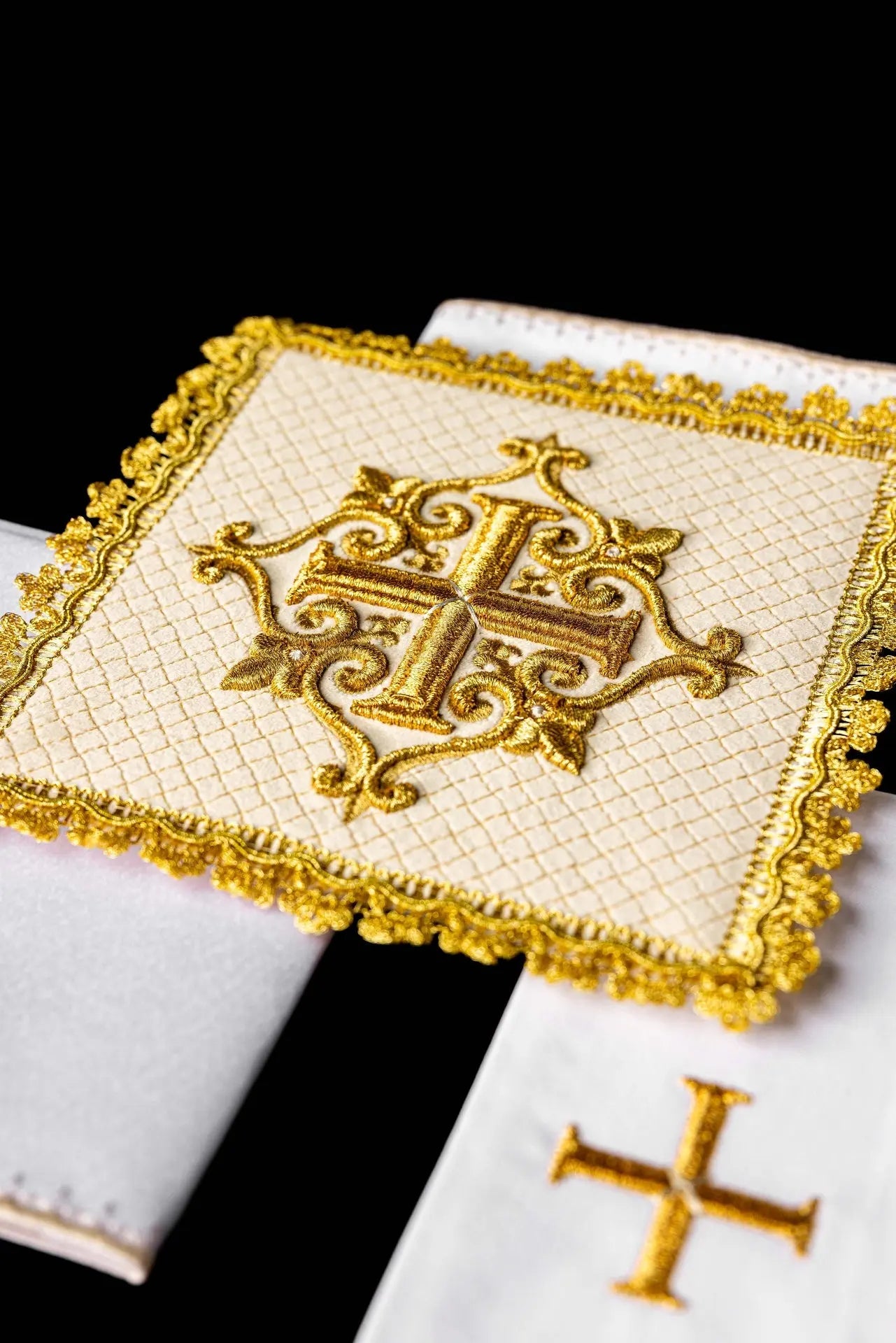 Linge de calice avec croix brodée en velours écru