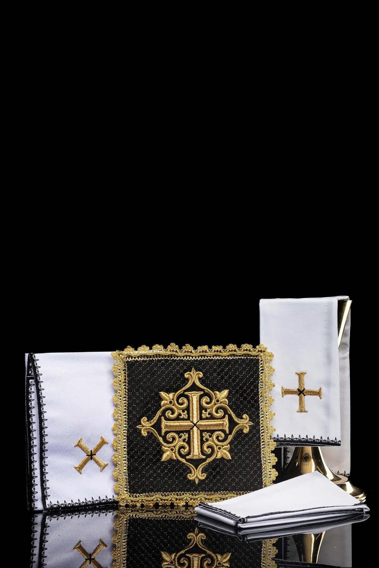 Ensemble de linge de calice en velours noir avec croix brodée