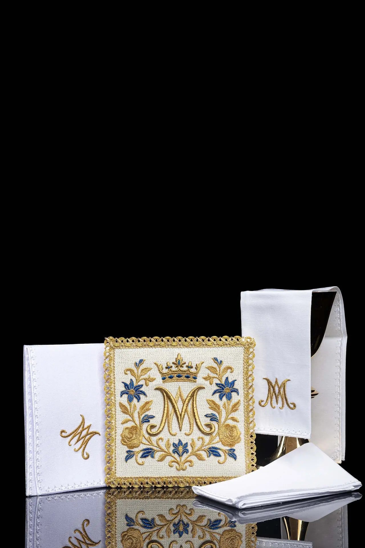 Ensemble de linge de calice avec broderie du monogramme royal marial