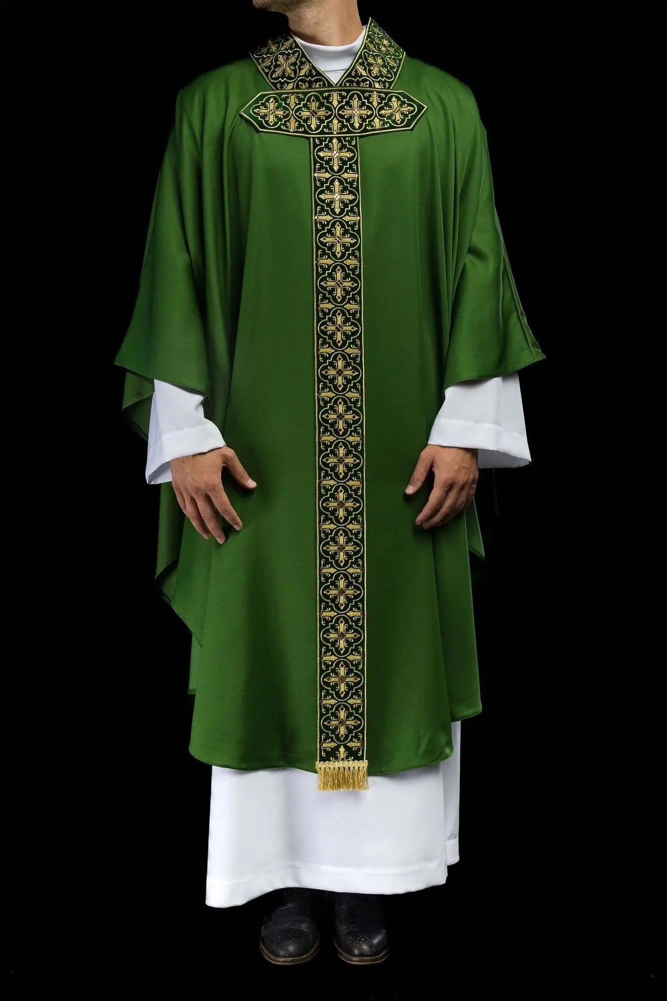 Chasuble verte avec ceinture brodée suspendue et 500 pierres