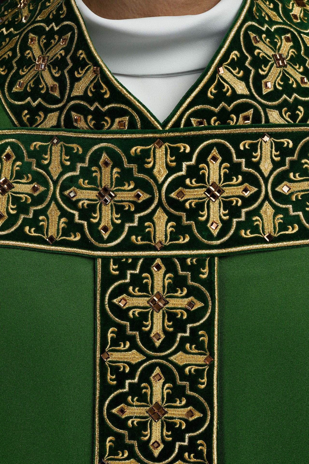 Ornat zielony z wiszącym haftowanym pasem i 500 kamieniami - ORNATY.PL