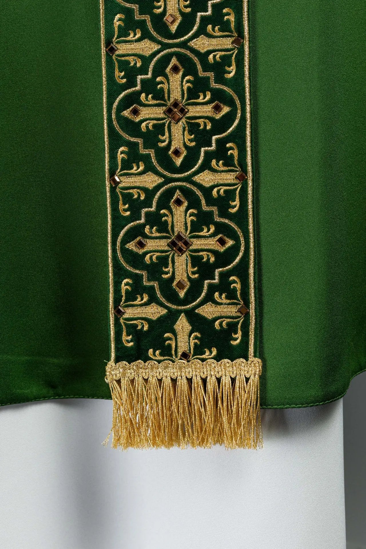 Chasuble verte avec ceinture brodée suspendue et 500 pierres