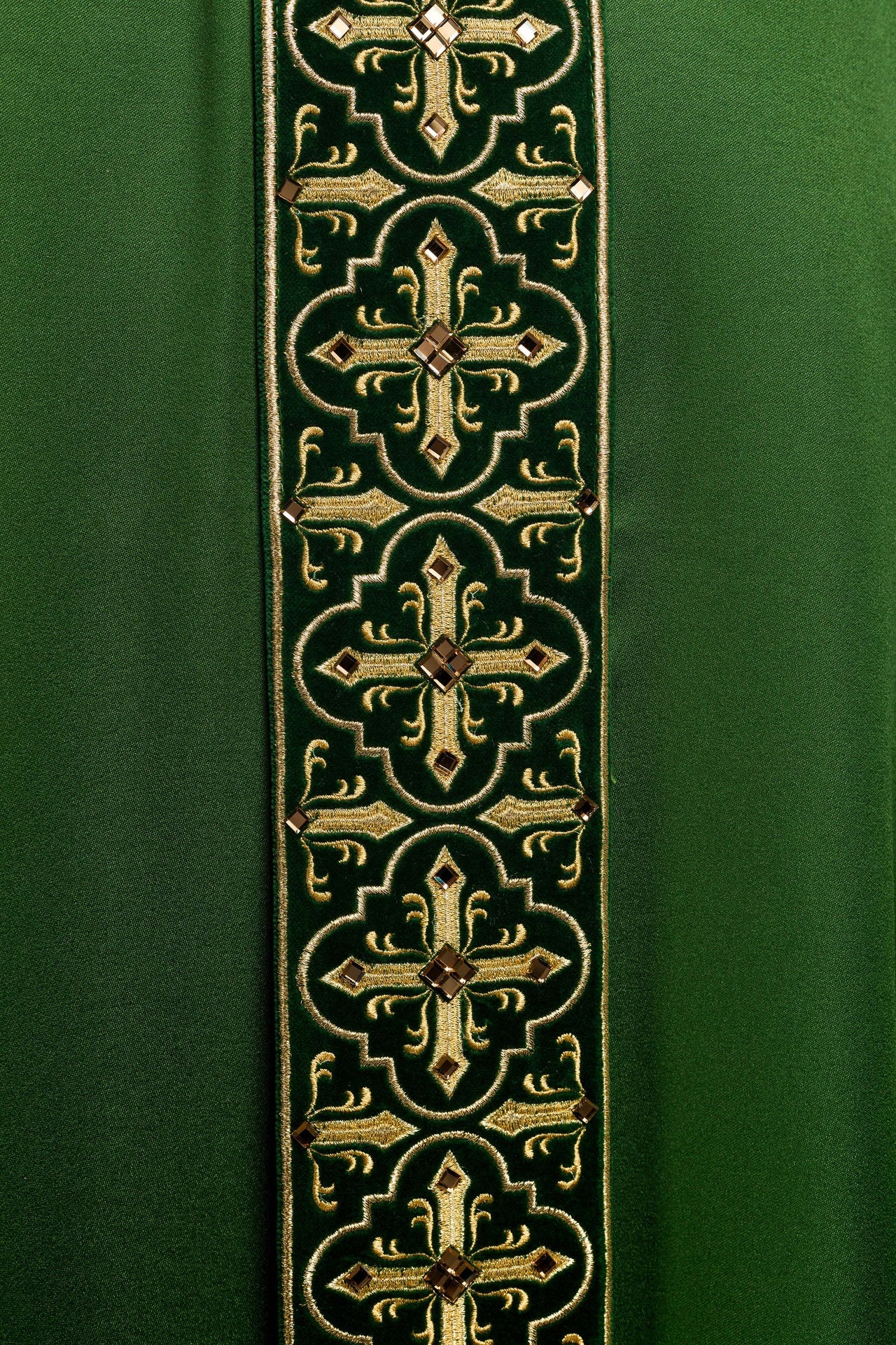 Ornat zielony z wiszącym haftowanym pasem i 500 kamieniami - ORNATY.PL