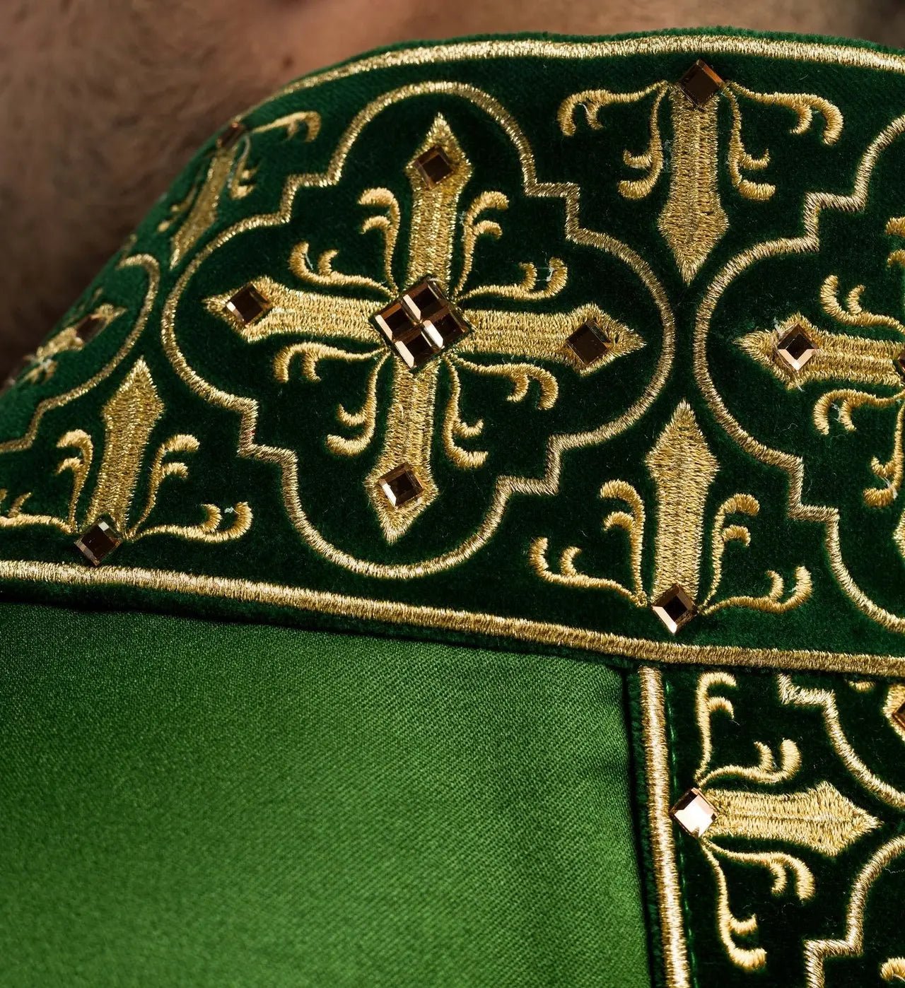 Chasuble verte avec ceinture brodée suspendue et 500 pierres