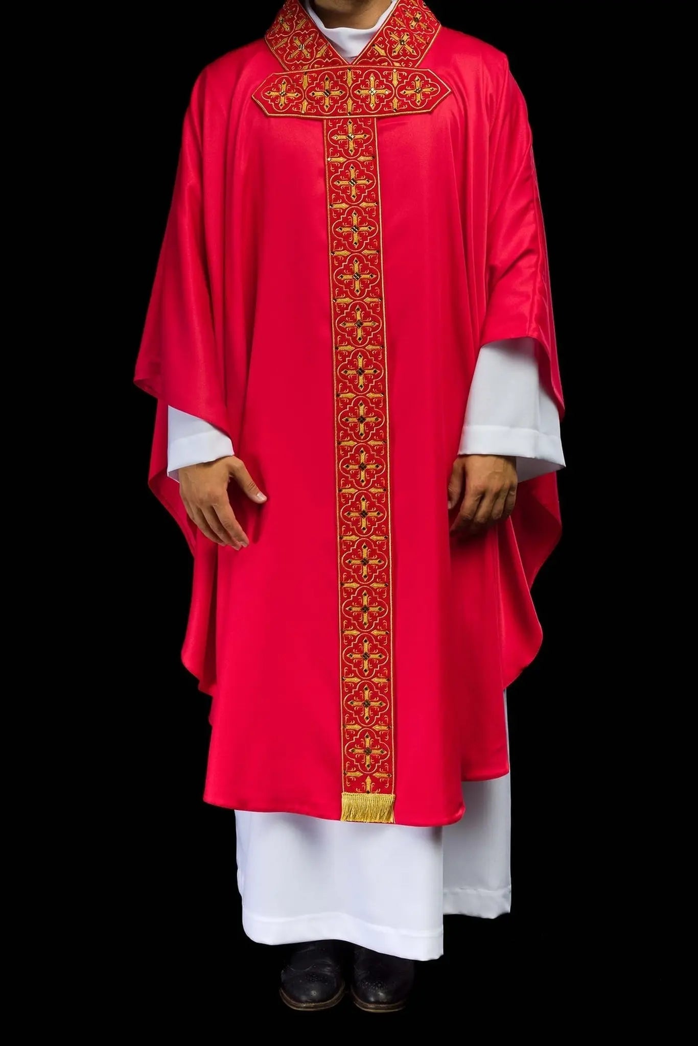 Chasuble richement brodée décorée de pierres rouges