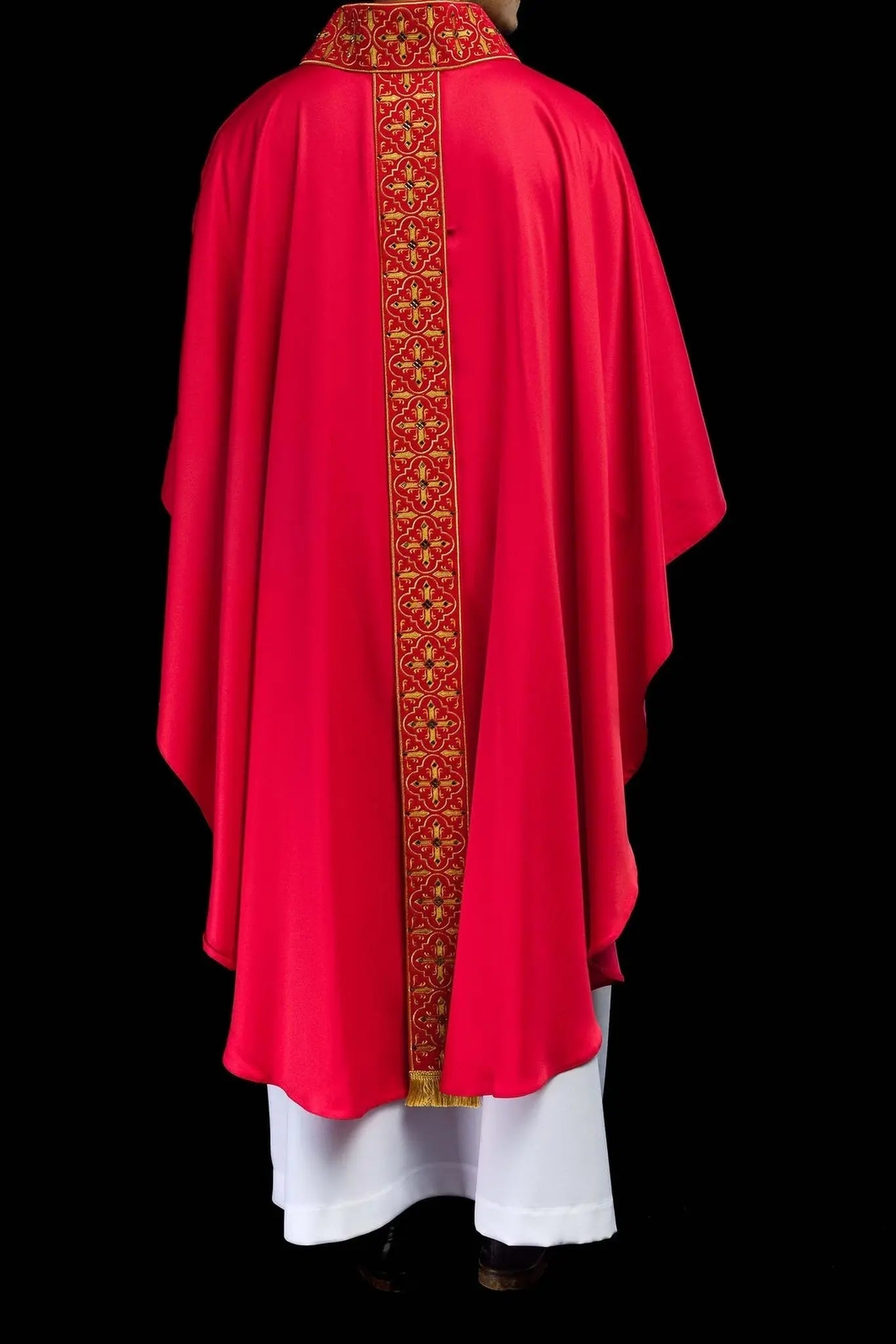 Chasuble richement brodée décorée de pierres rouges
