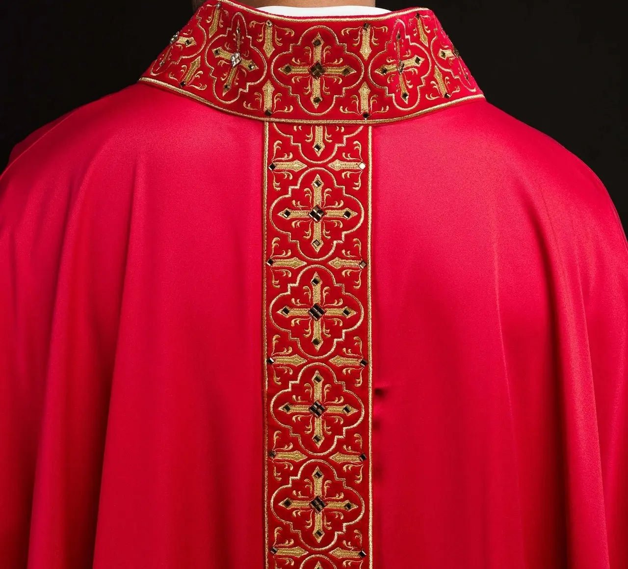Chasuble richement brodée décorée de pierres rouges