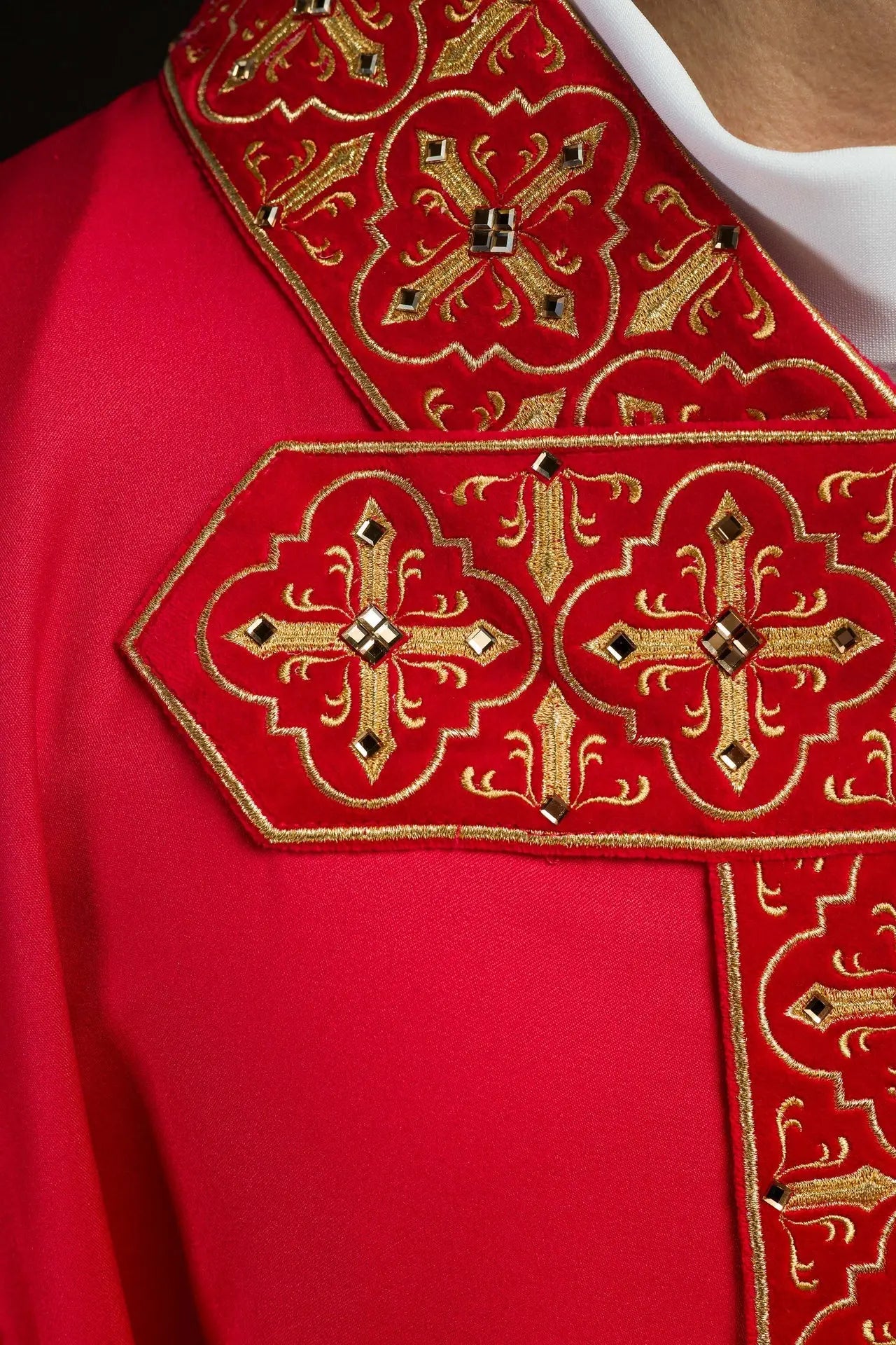 Chasuble richement brodée décorée de pierres rouges
