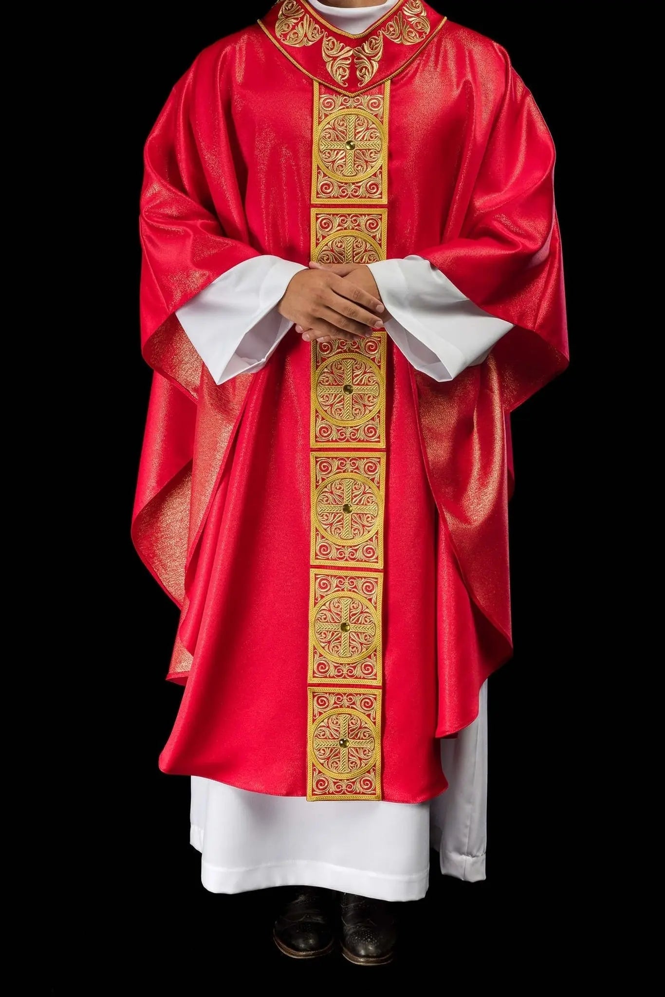 Chasuble rouge avec riche broderie et pierres décoratives