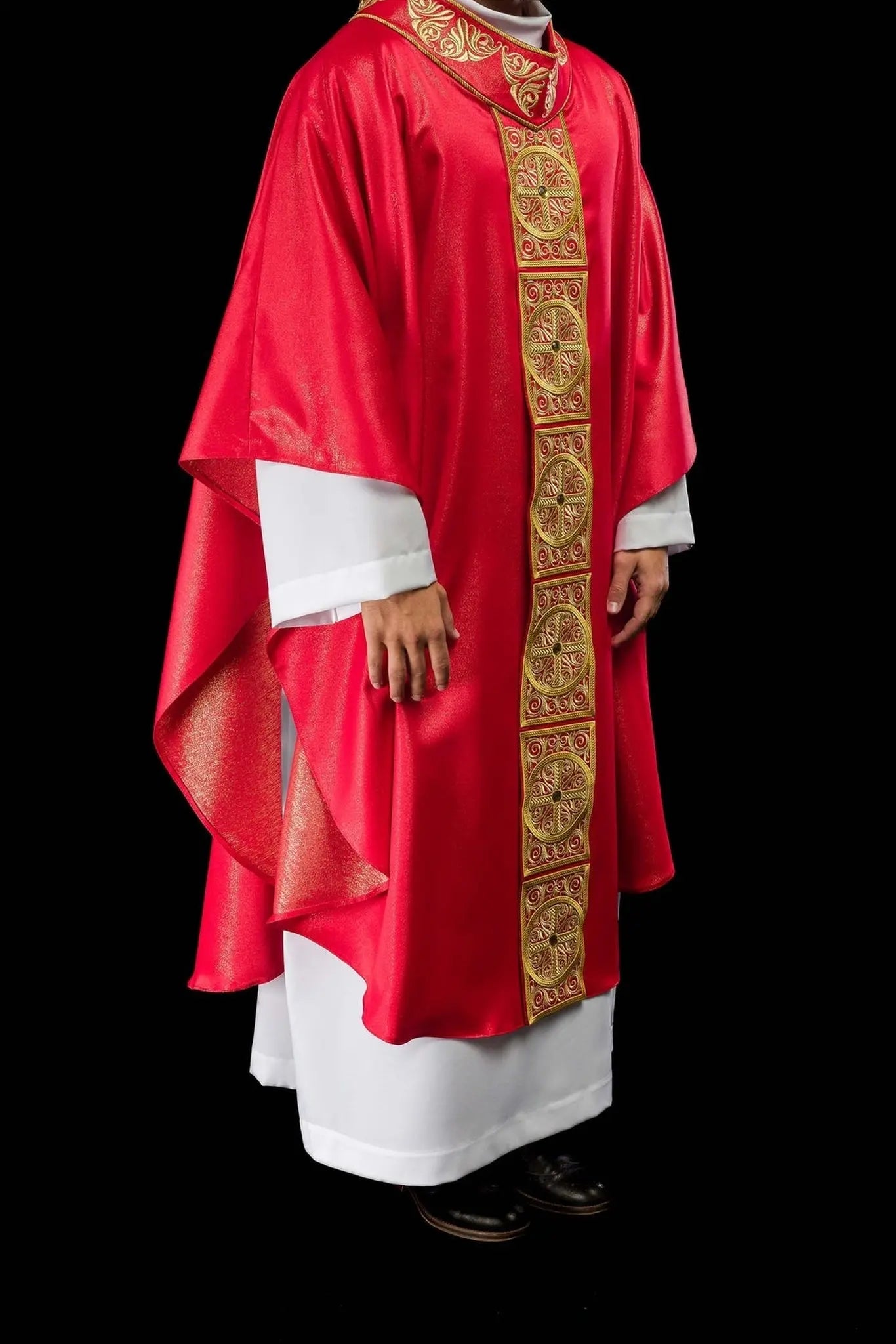 Chasuble rouge avec riche broderie et pierres décoratives