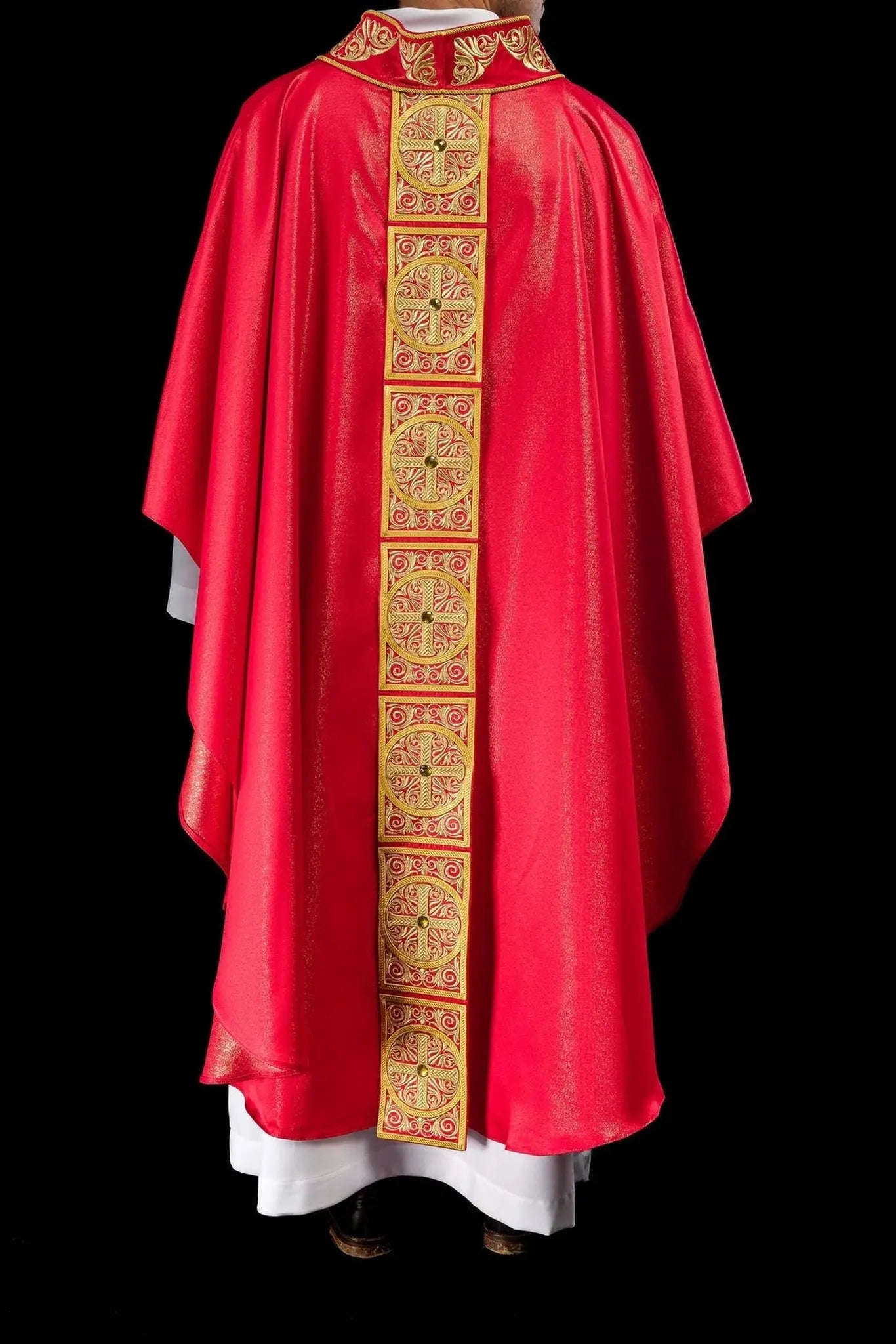 Chasuble rouge avec riche broderie et pierres décoratives