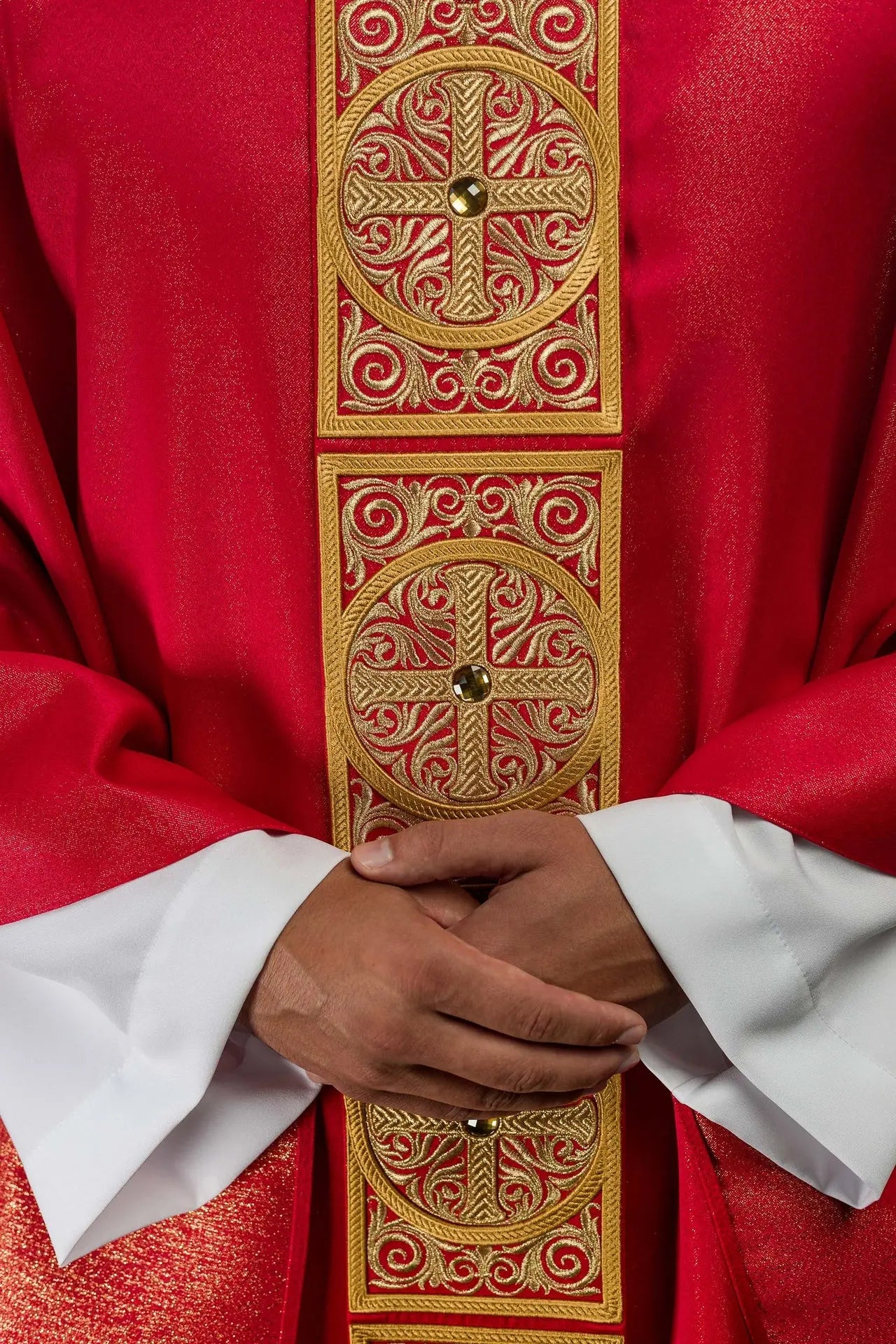 Chasuble rouge avec riche broderie et pierres décoratives