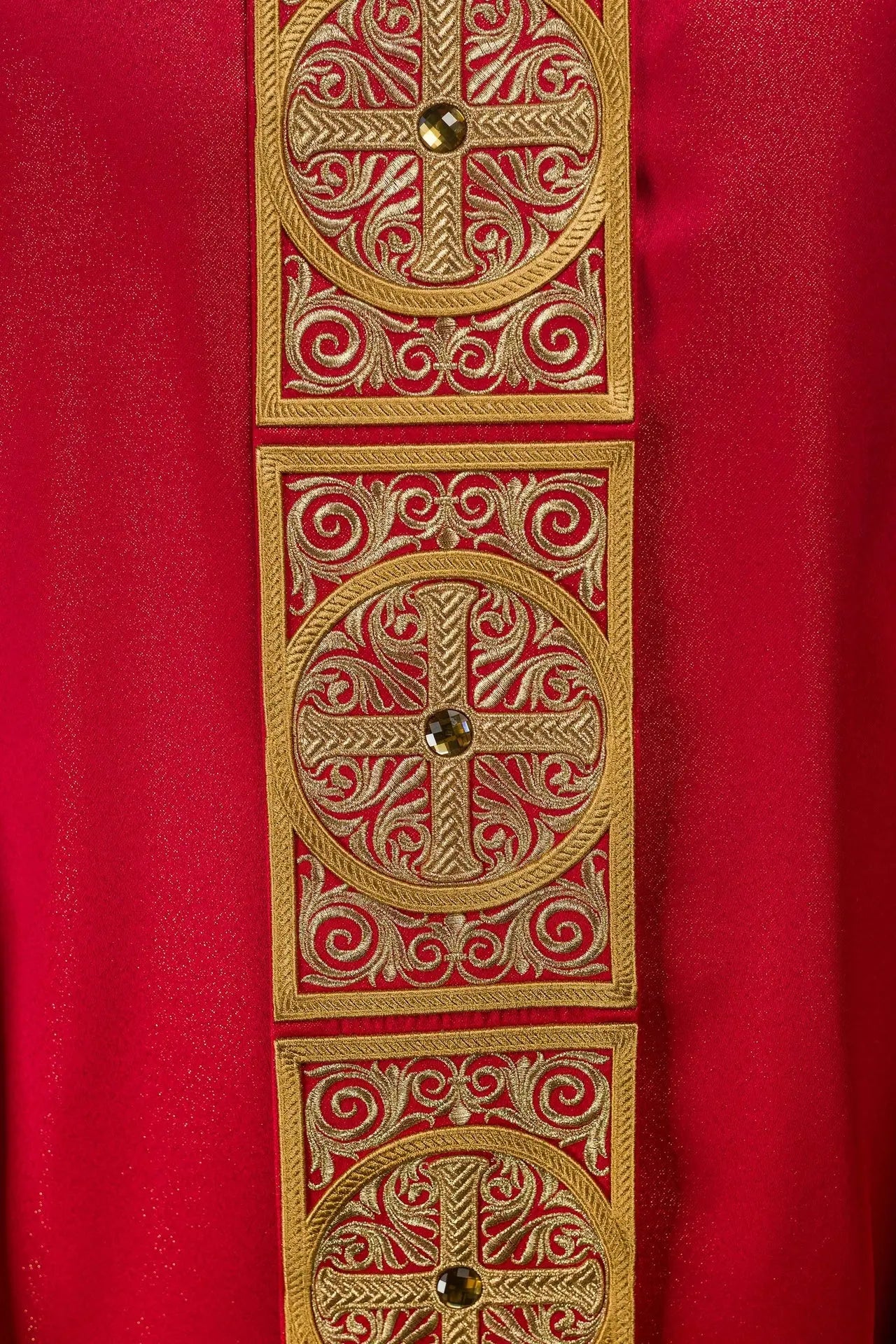 Chasuble rouge avec riche broderie et pierres décoratives