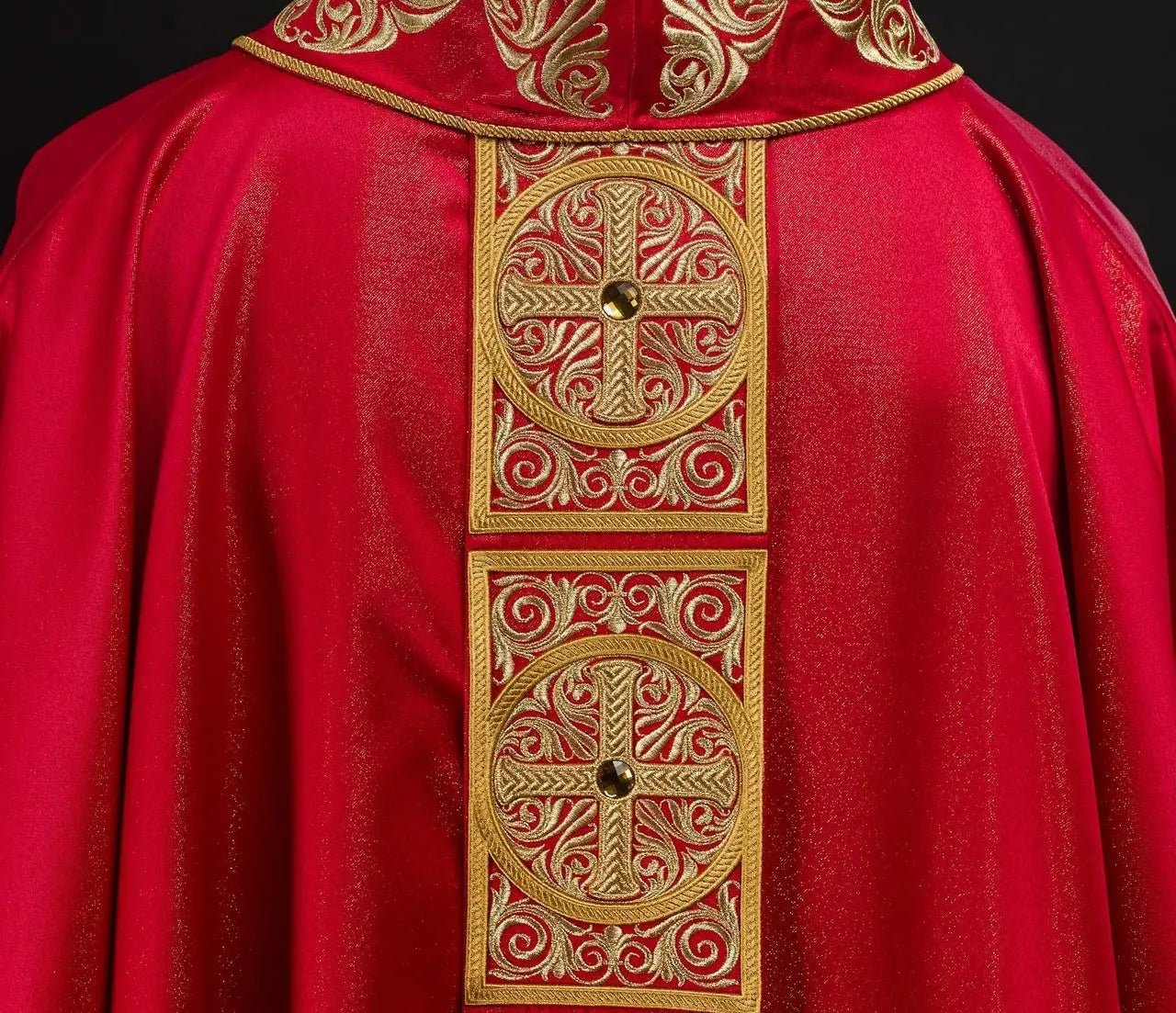 Chasuble rouge avec riche broderie et pierres décoratives