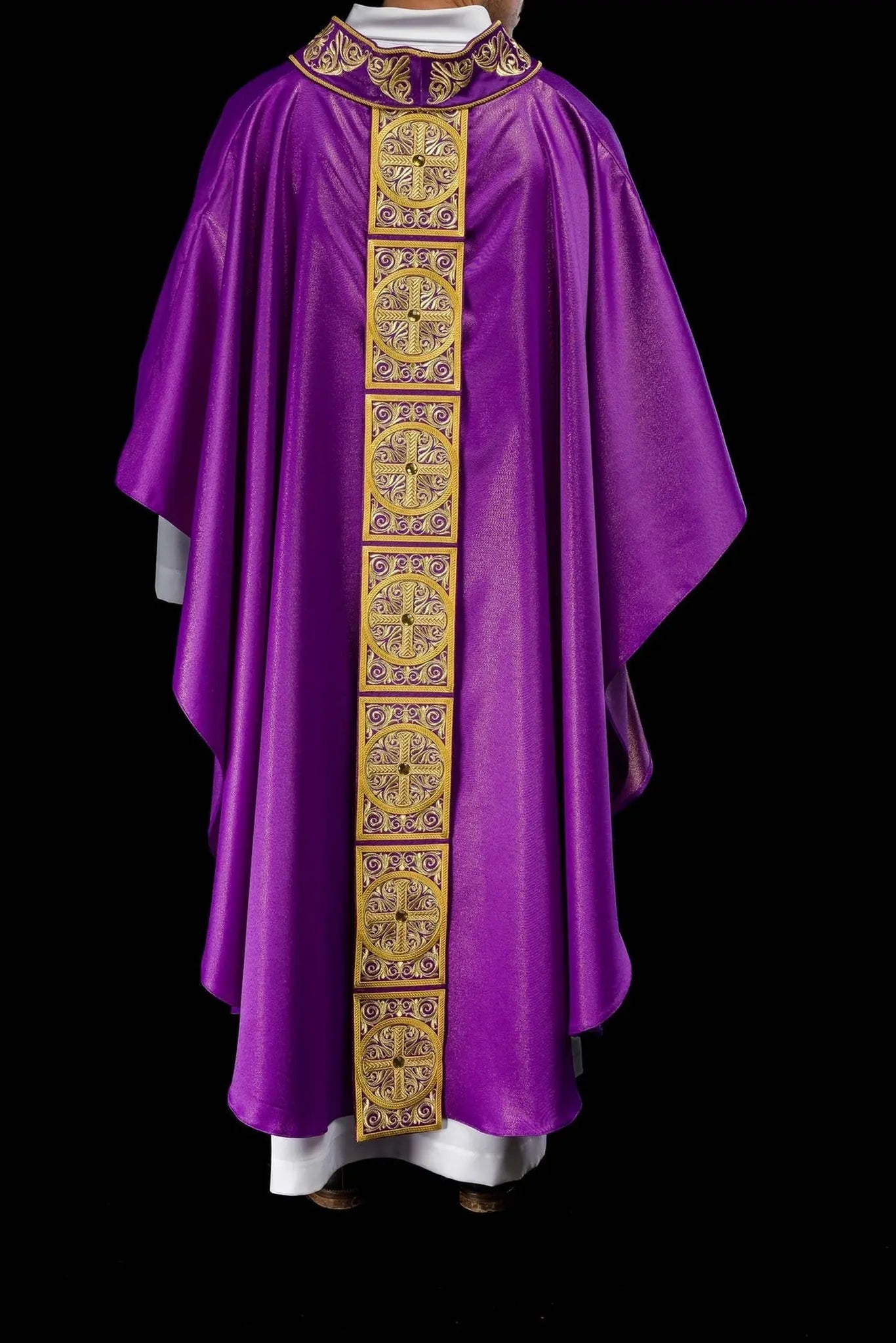 Chasuble violette avec riche broderie et pierres décoratives