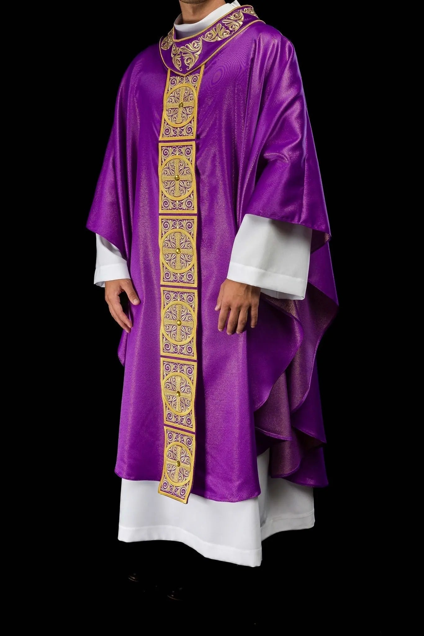 Chasuble violette avec riche broderie et pierres décoratives