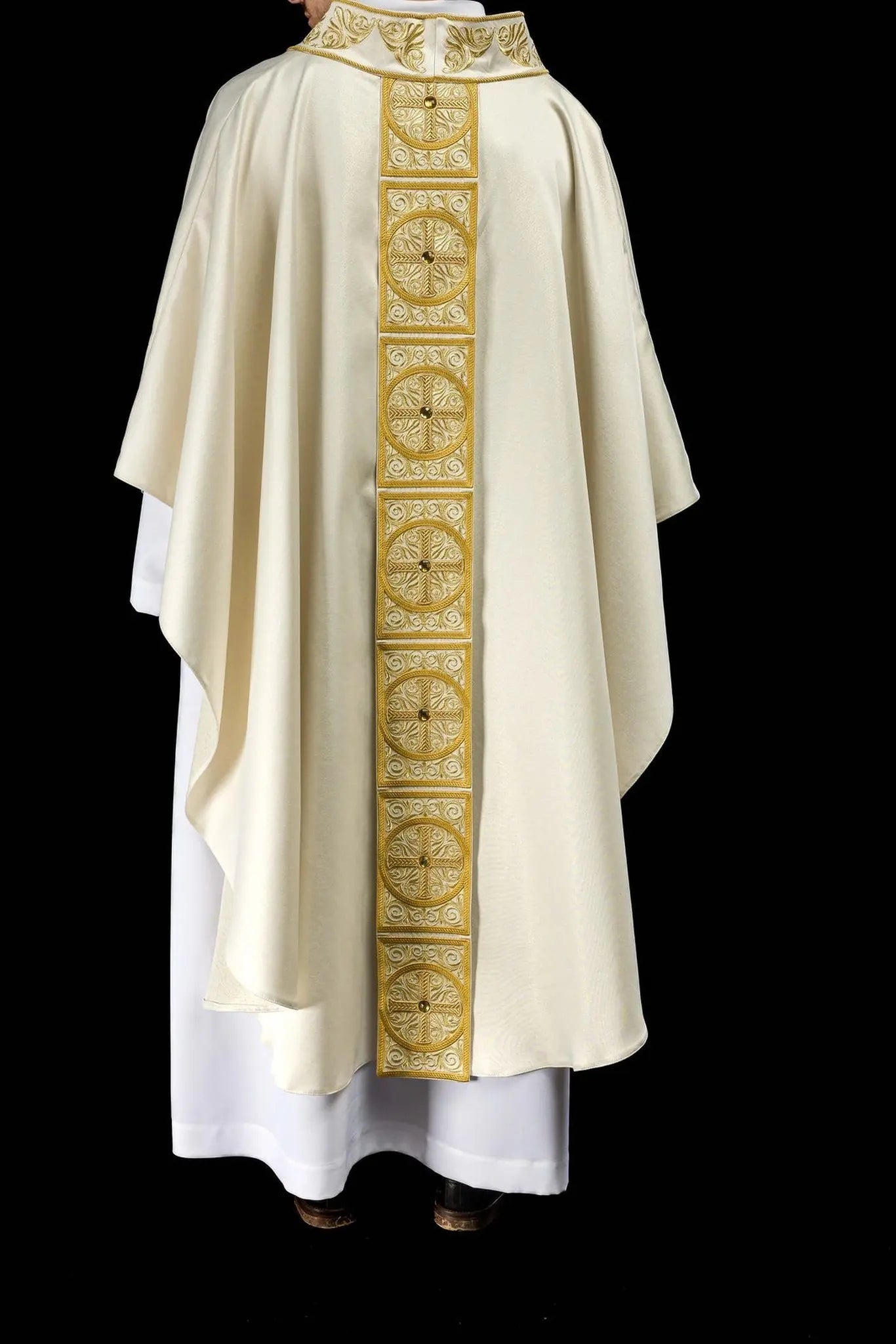 Gold chasuble richly embroidered decorated with stones
