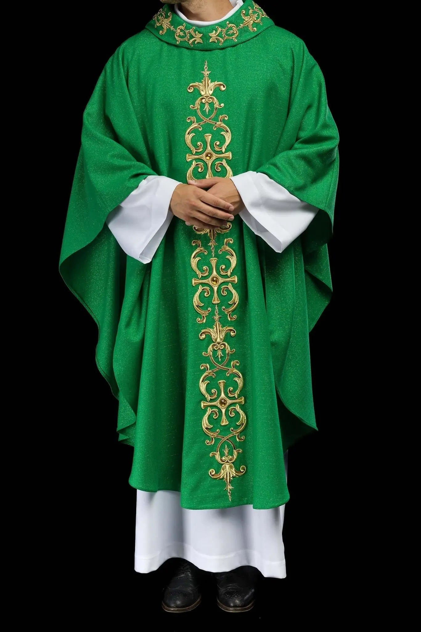 Chasuble verte richement brodée de pierres