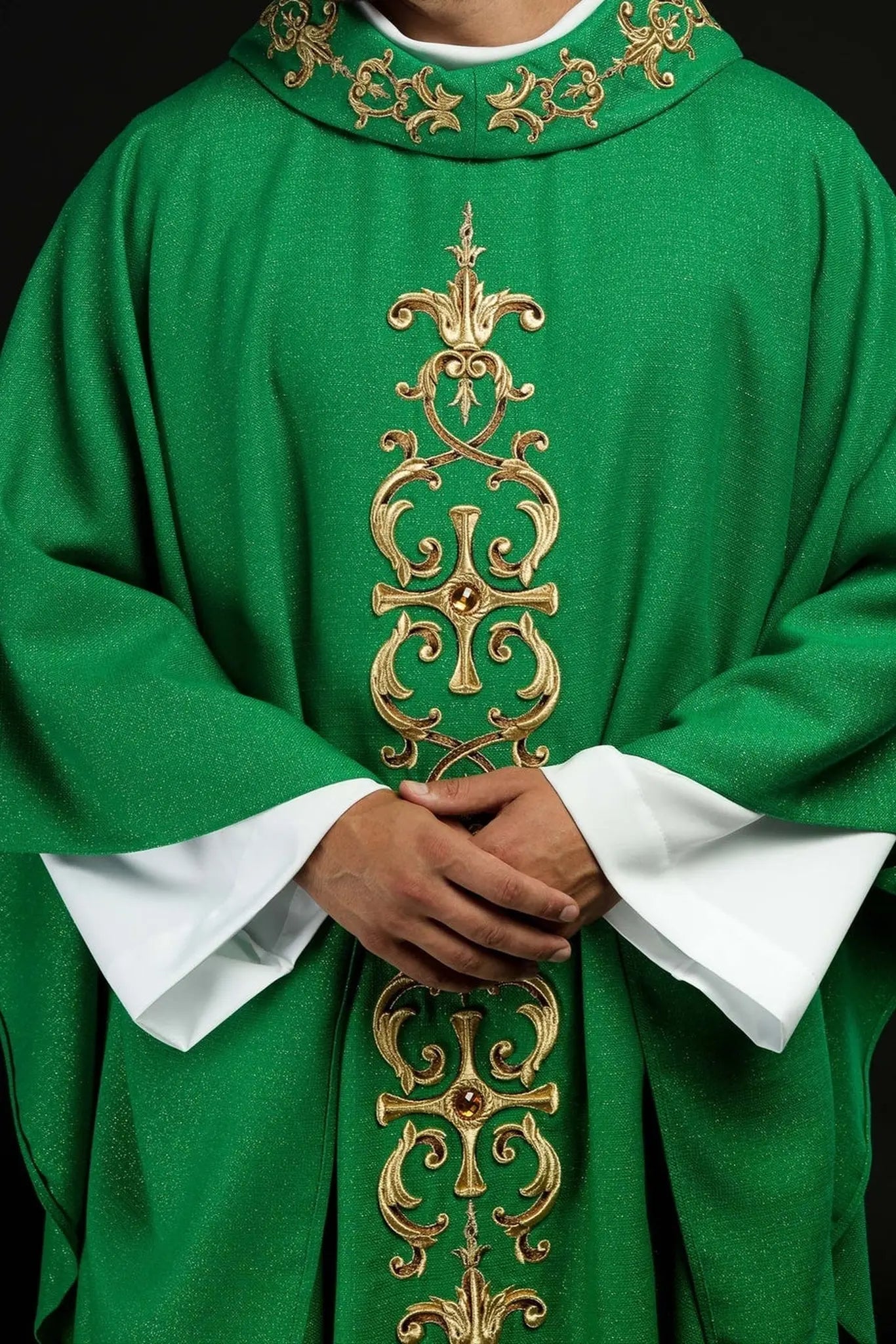 Chasuble verte richement brodée de pierres