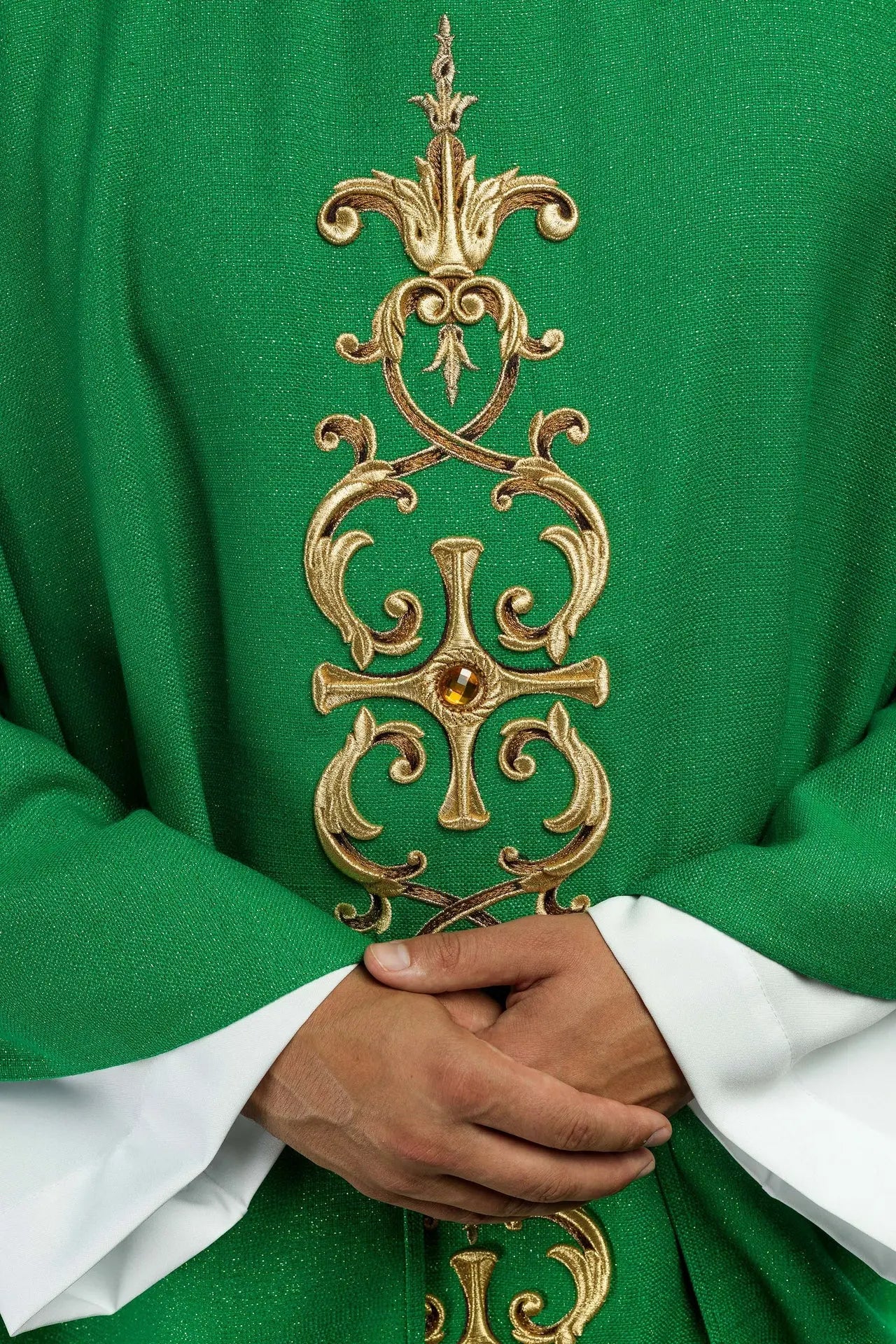 Chasuble verte richement brodée de pierres