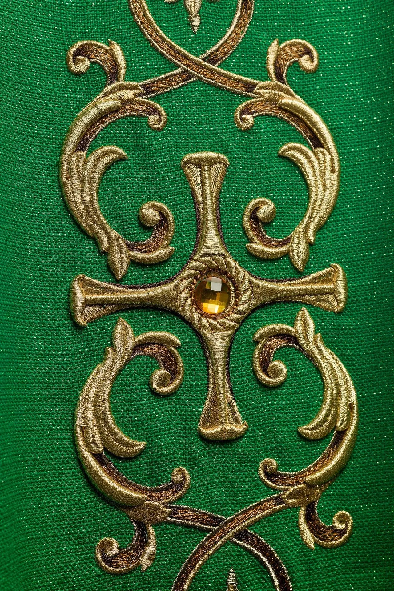 Chasuble verte richement brodée de pierres